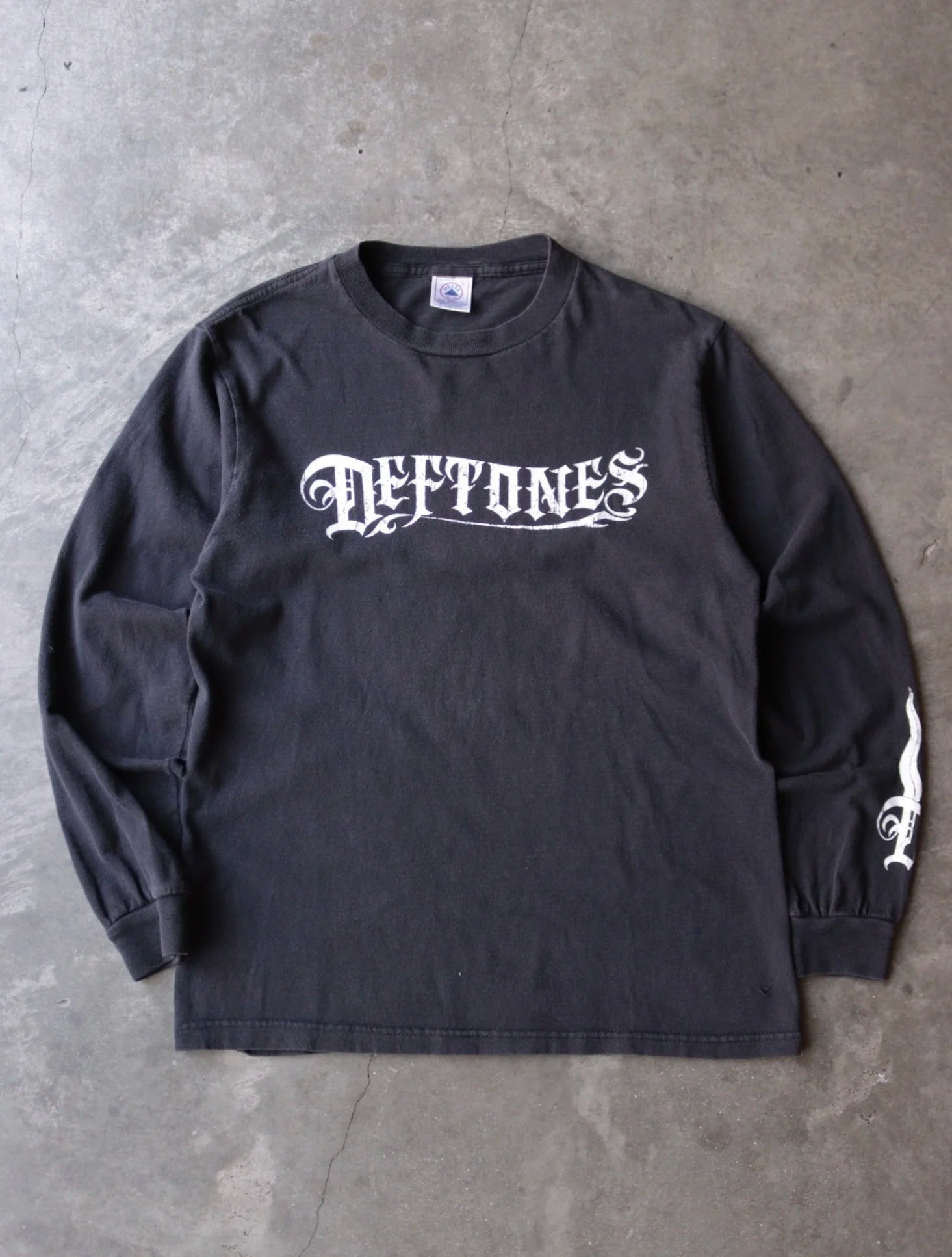 2000S DEFTONES BAND L/S TEE