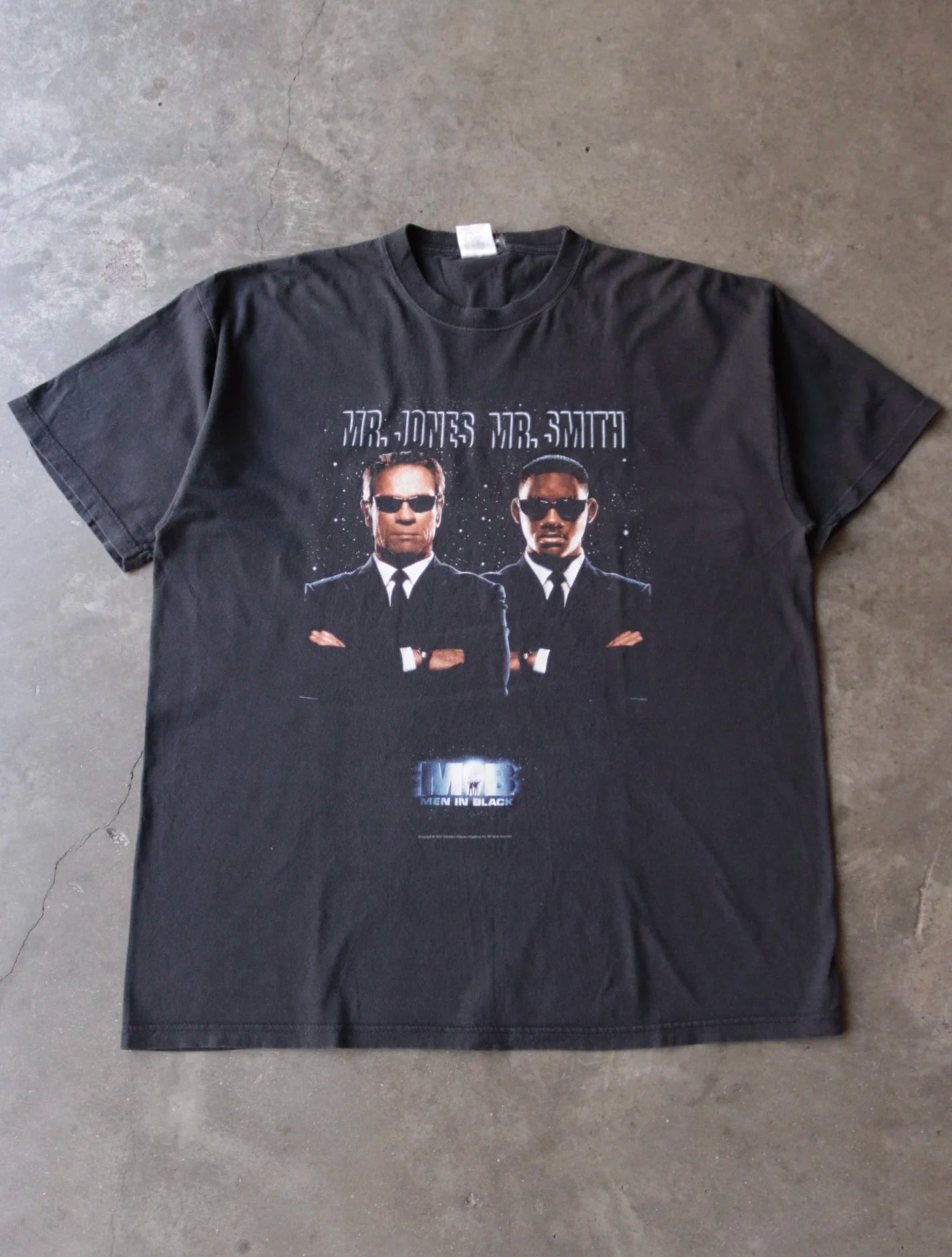 1990S MEN IN BLACK TEE