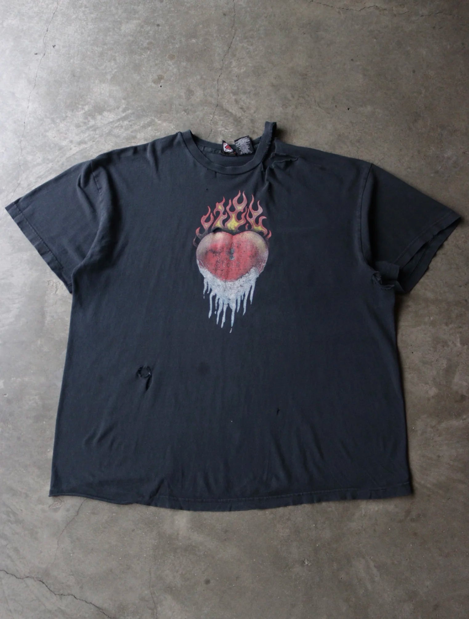 2000S DISTRESSED HEART TEE