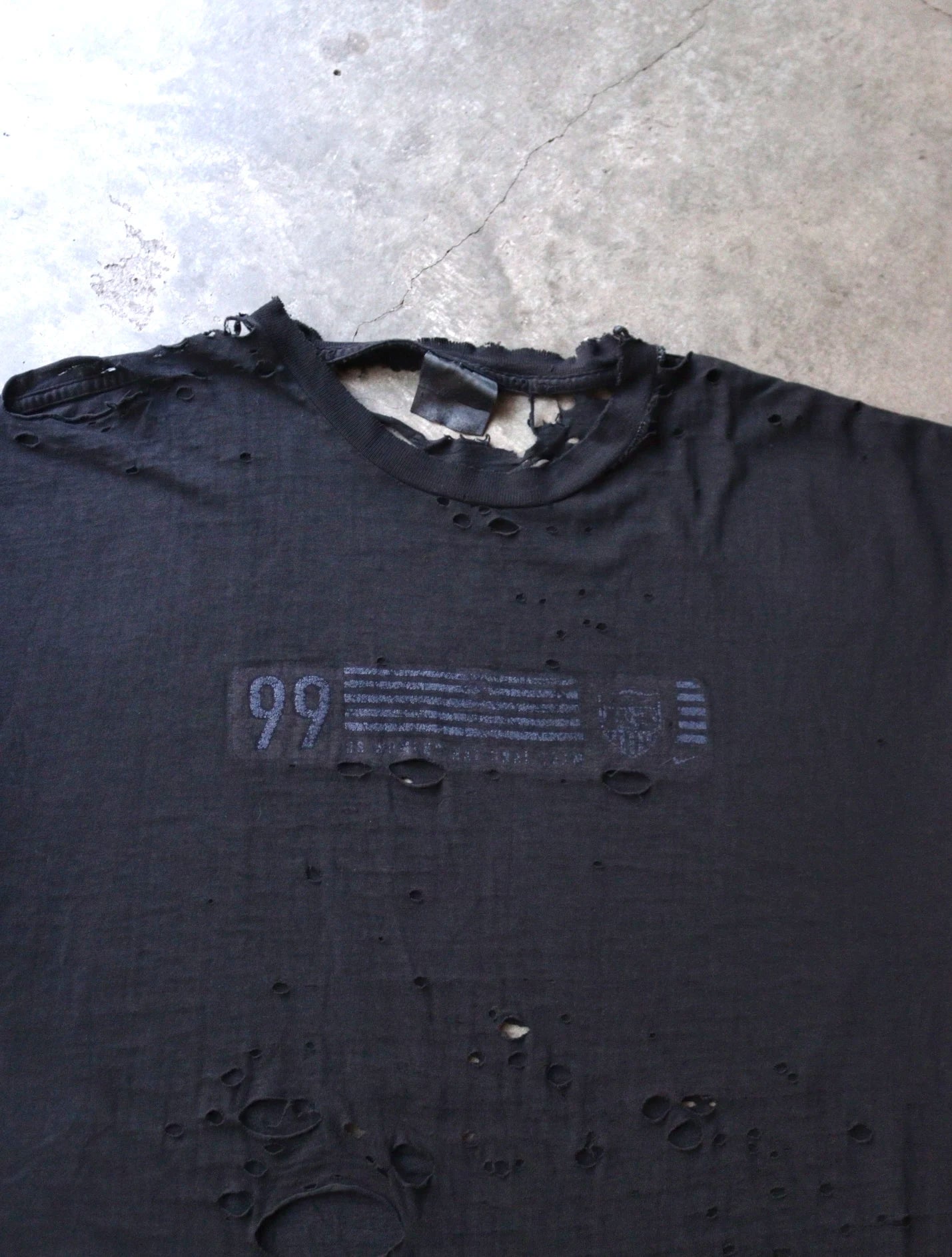2000S THRASHED 99 TEE