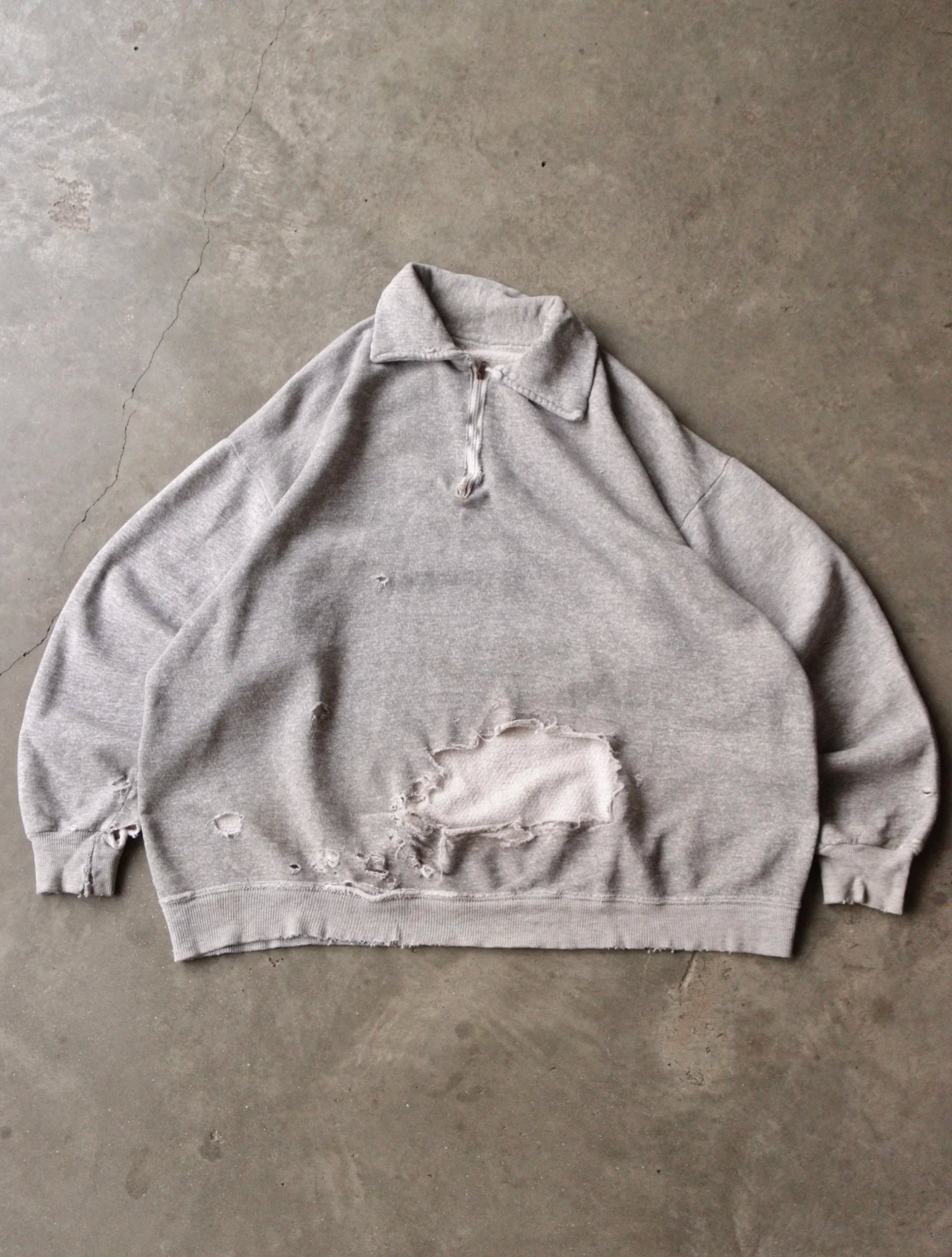 1950S GREY DISTRESSED SWEATSHIRT