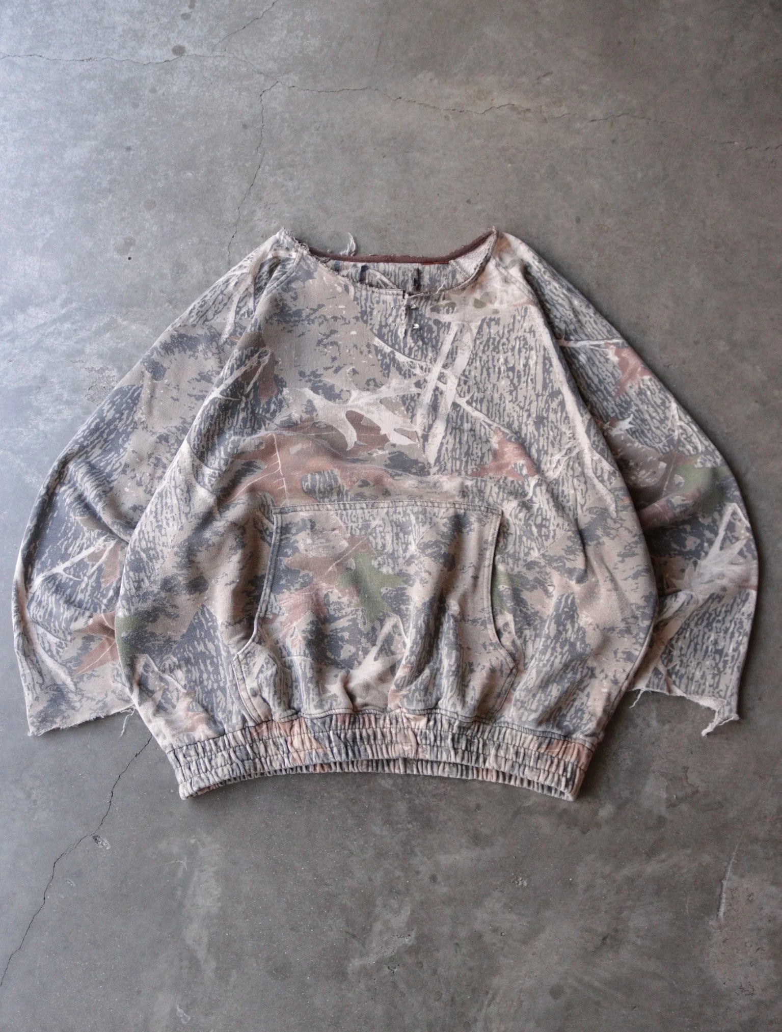 1990S FADED CAMO CHOPPED SWEATSHIRT