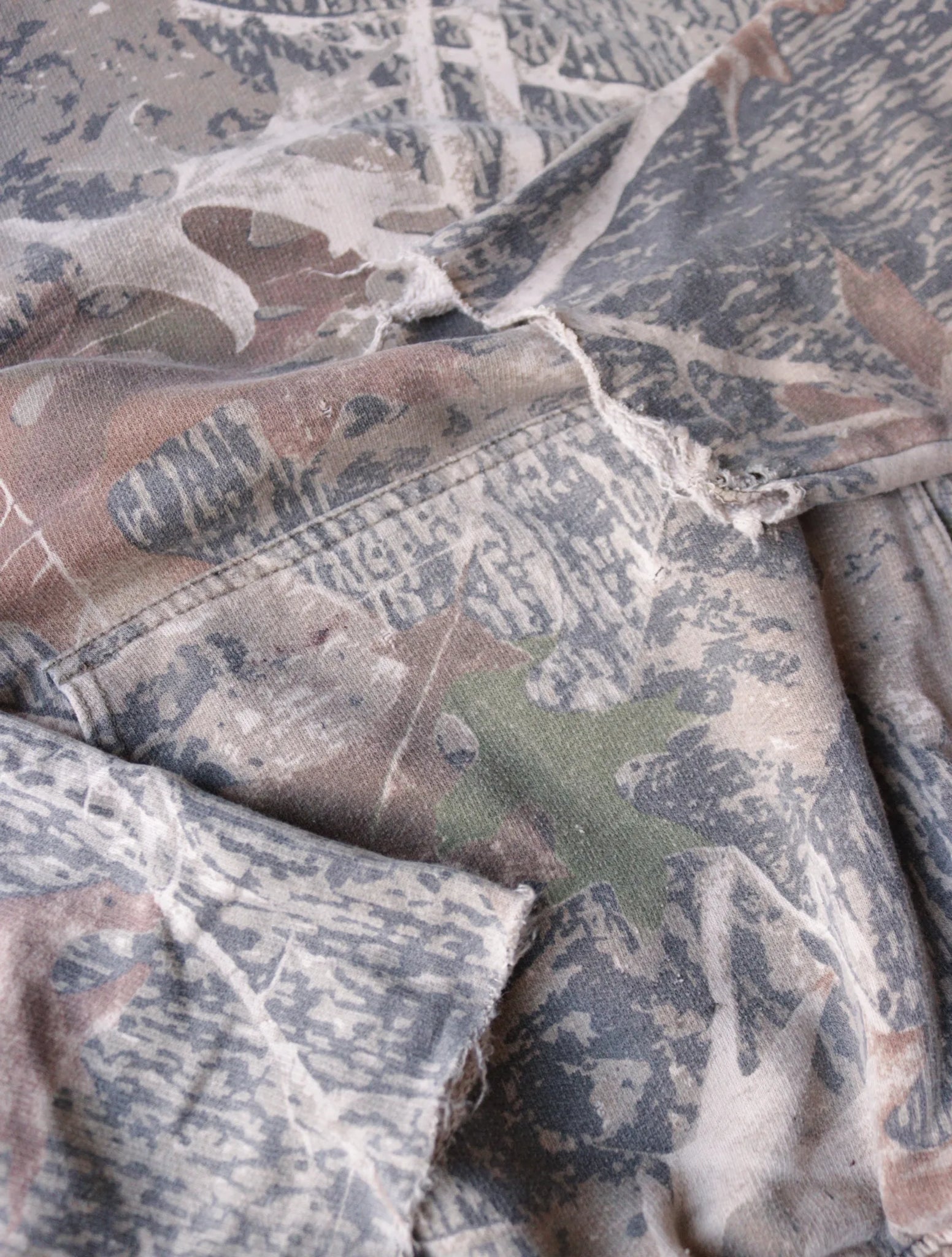 1990S FADED CAMO CHOPPED SWEATSHIRT