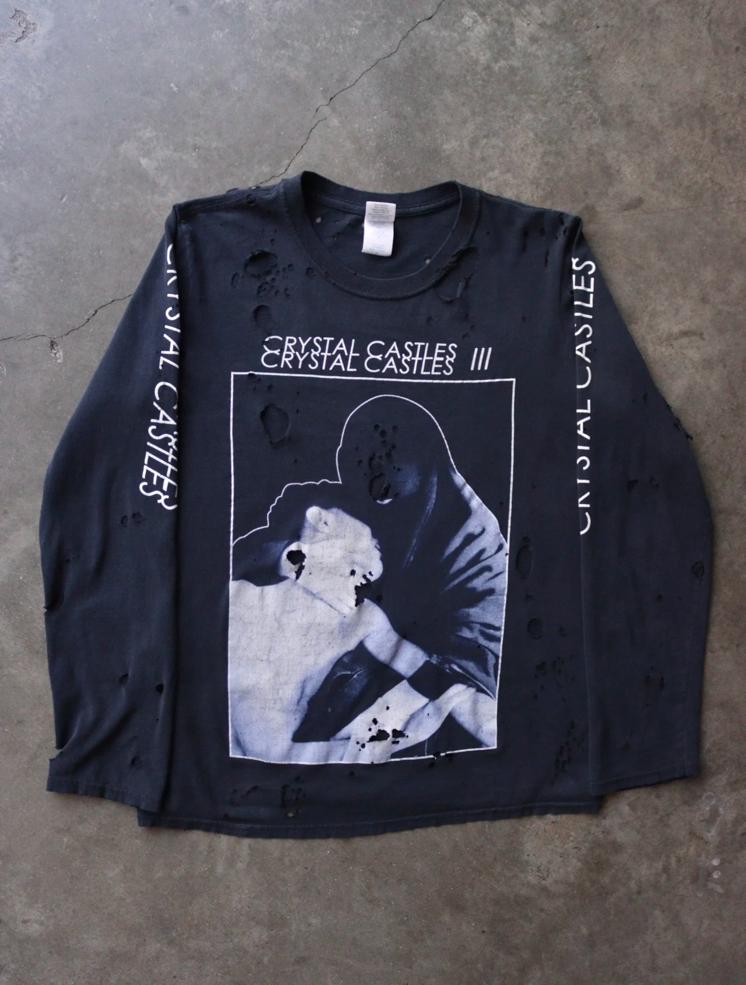 2000S DISTRESSED CRYSTAL CASTLES ||| BAND TEE