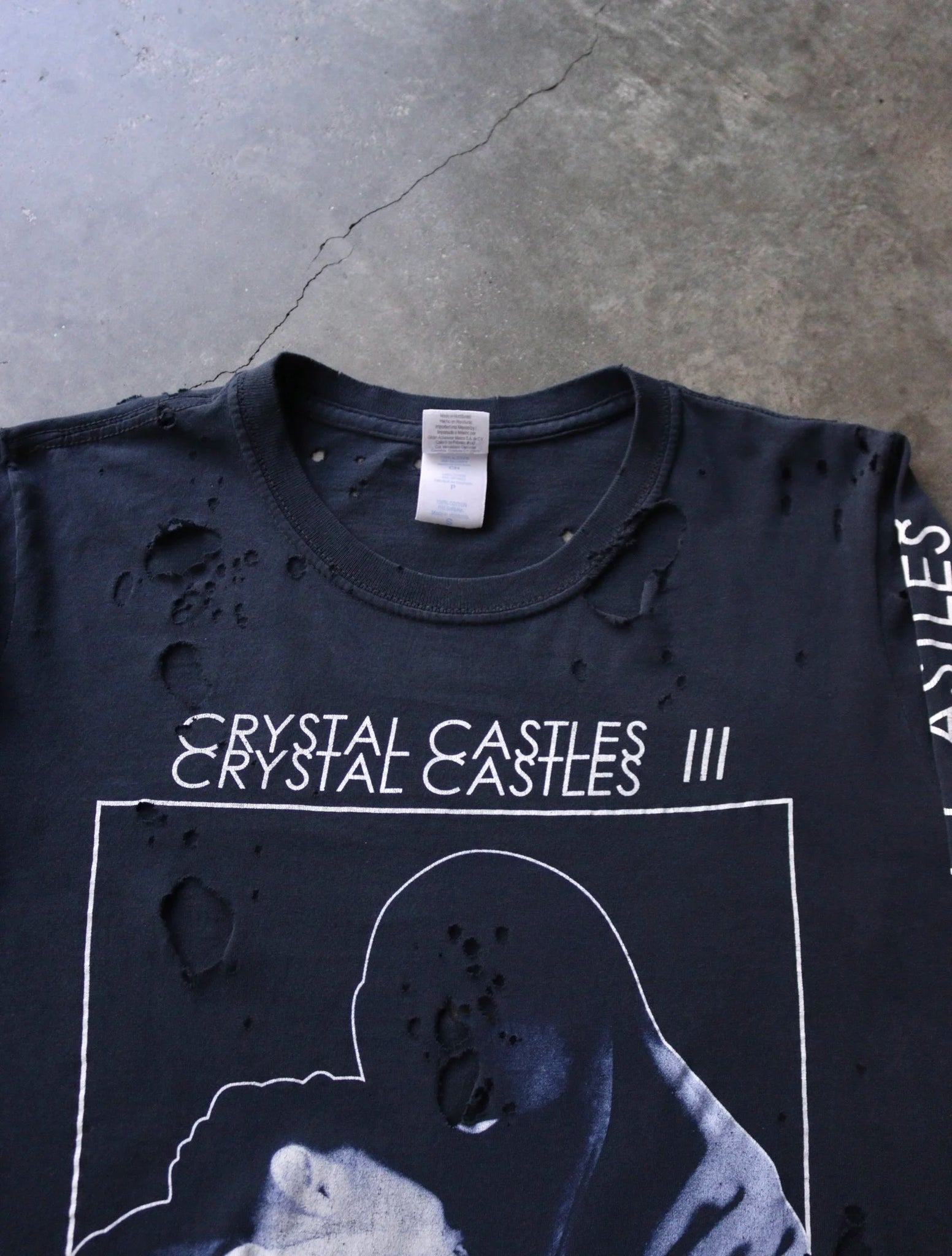 2000S DISTRESSED CRYSTAL CASTLES ||| BAND TEE