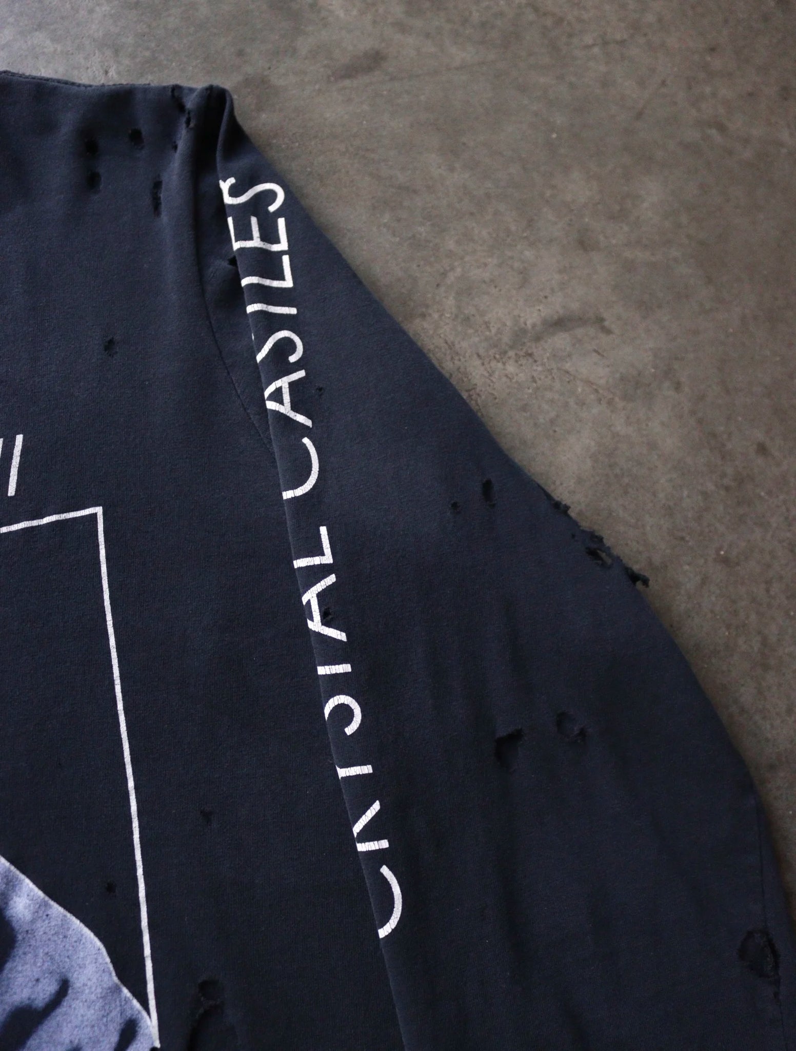 2000S DISTRESSED CRYSTAL CASTLES ||| BAND TEE