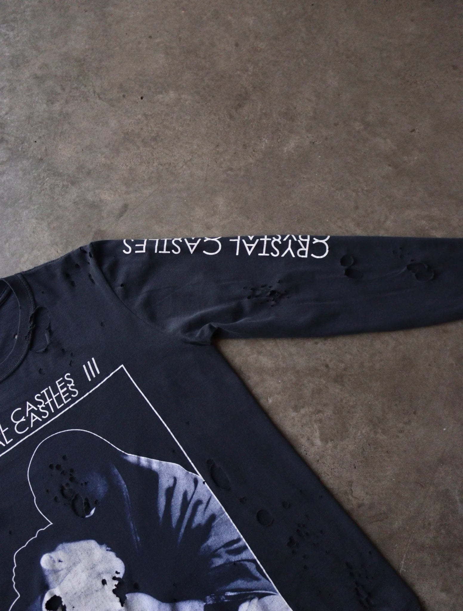2000S DISTRESSED CRYSTAL CASTLES ||| BAND TEE