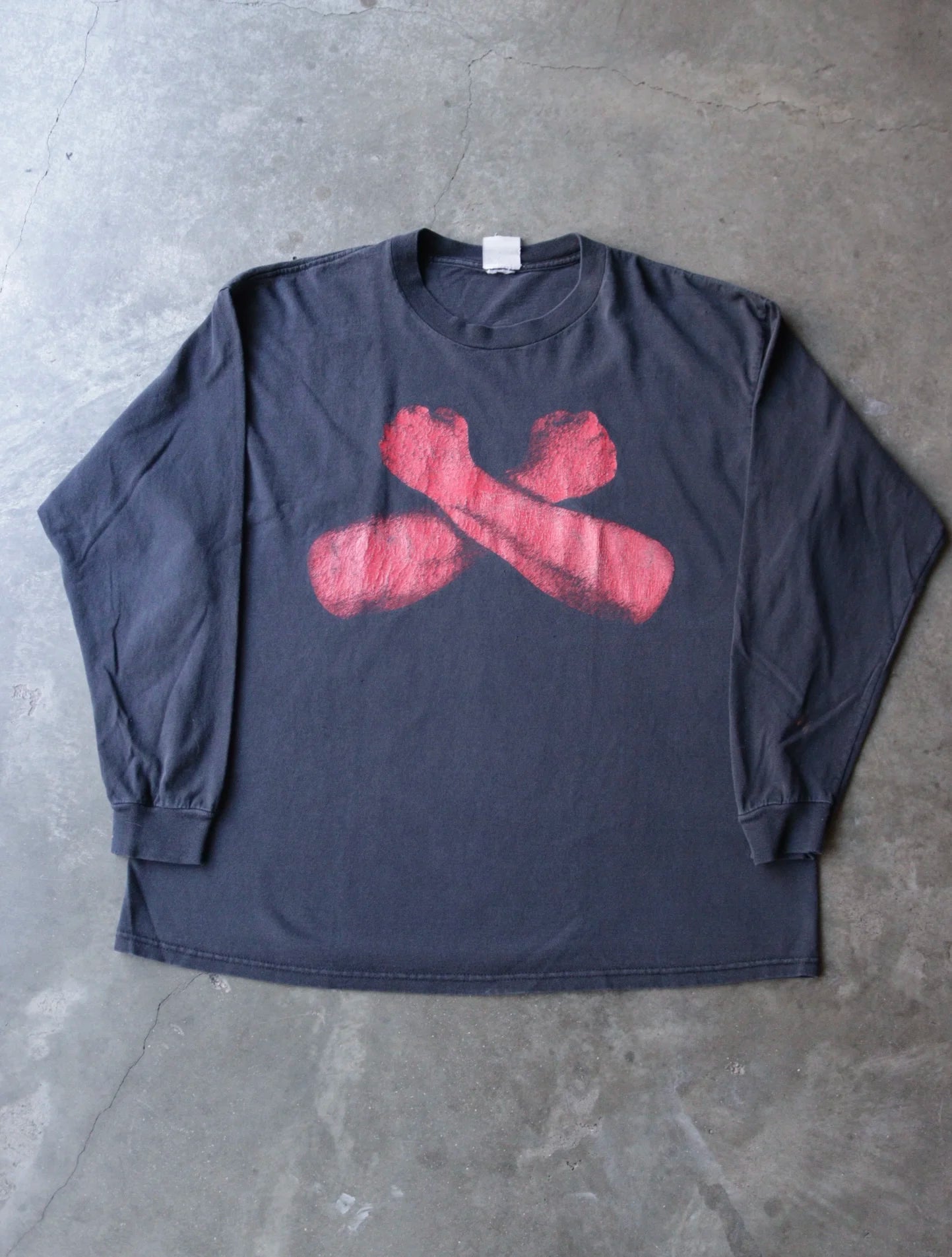 2000S CROSSED ARMS TEE