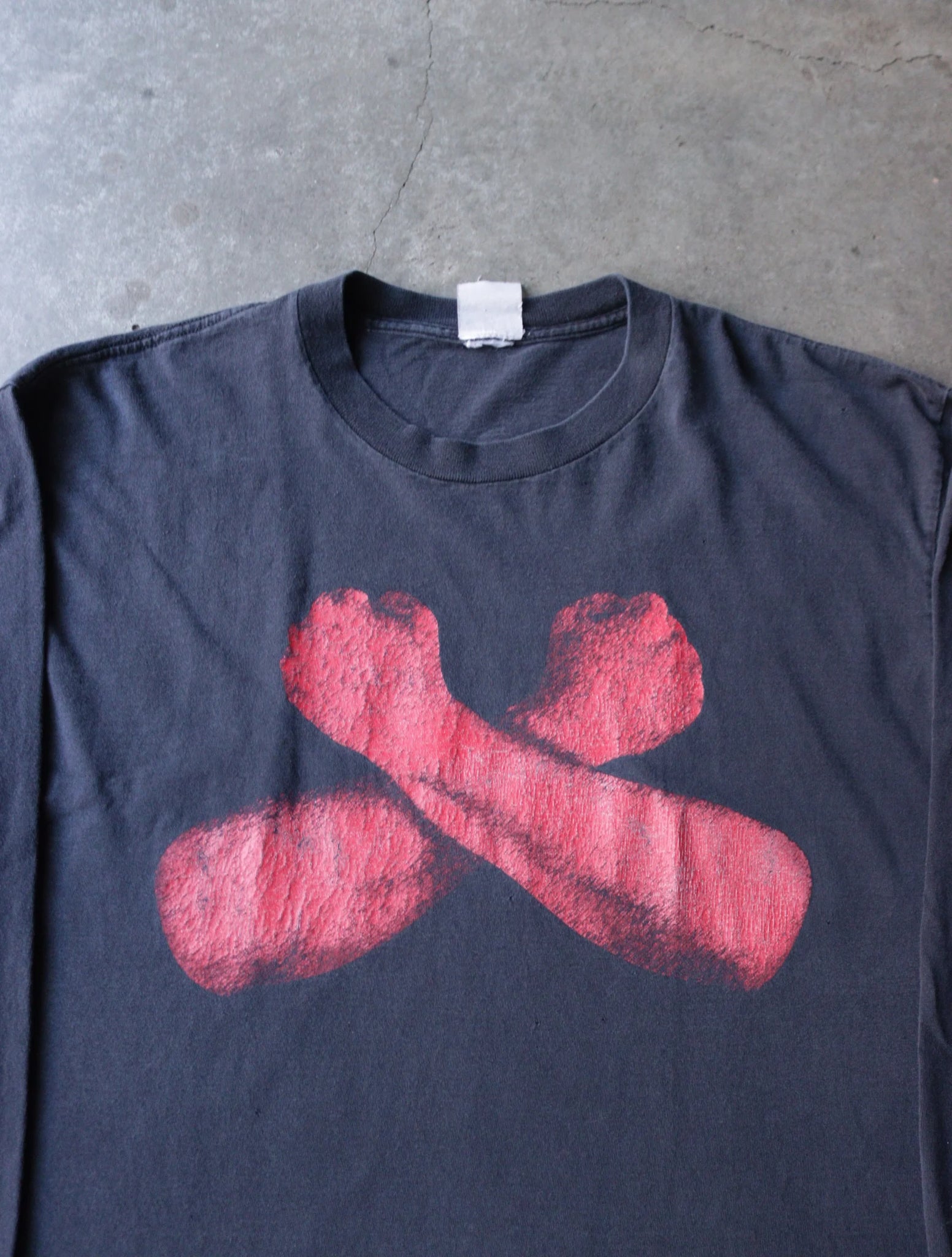 2000S CROSSED ARMS TEE