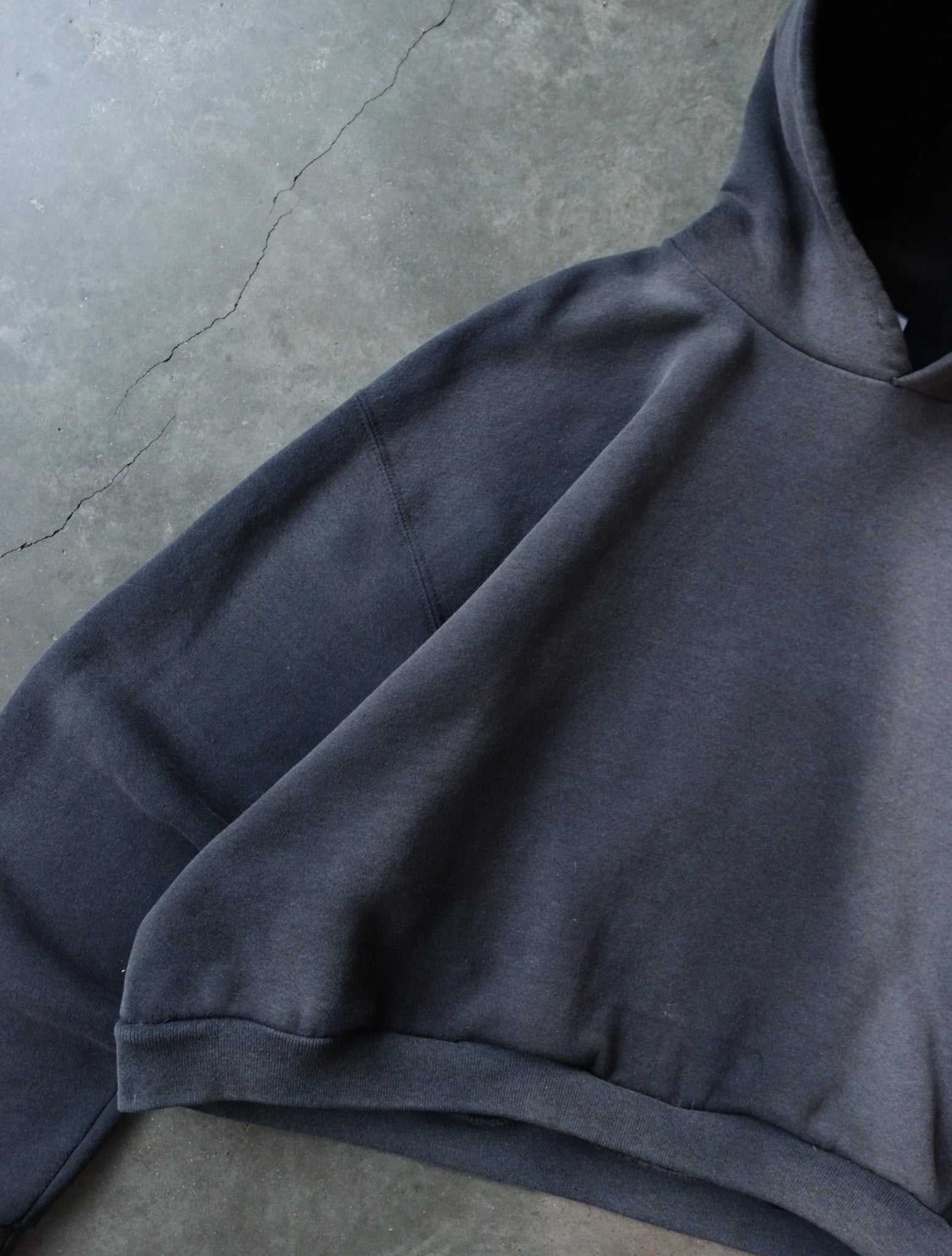 2000S CROPPED RUSSELL FADED HOODED SWEATSHIRT