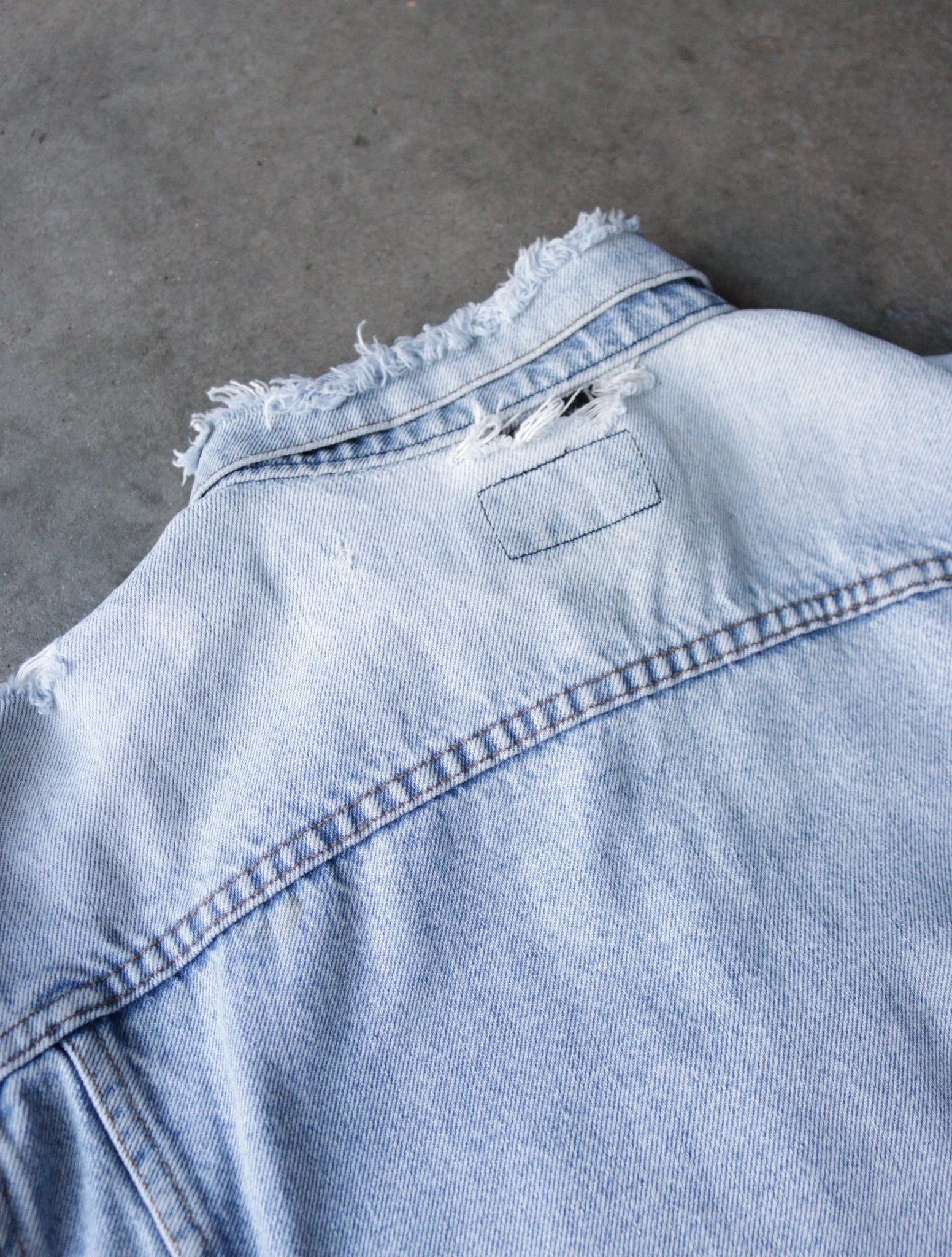 1990S FADED DISTRESSED LEVIS DENIM JACKET