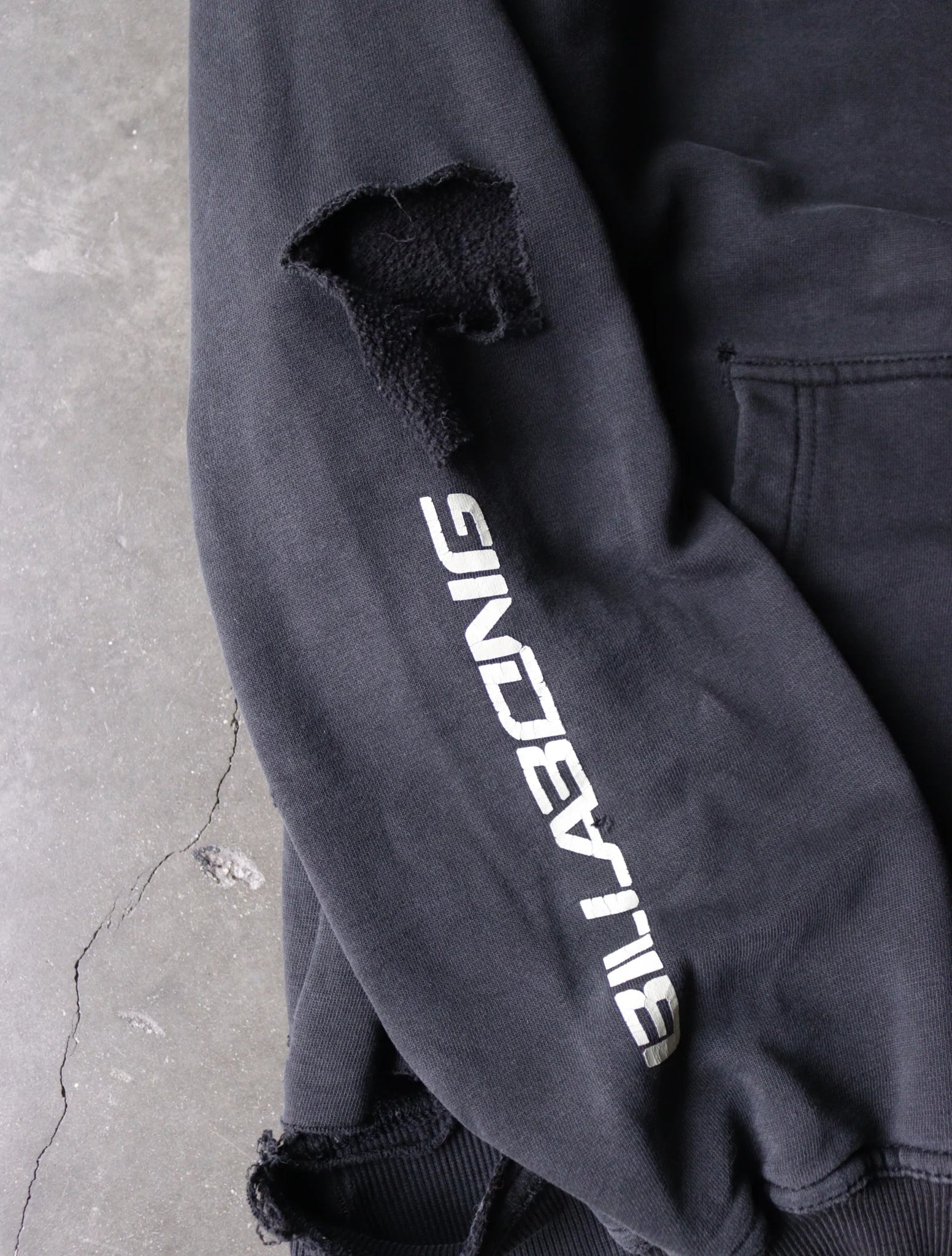 2000S FADED DISTRESSED HOODED SWEATSHIRT