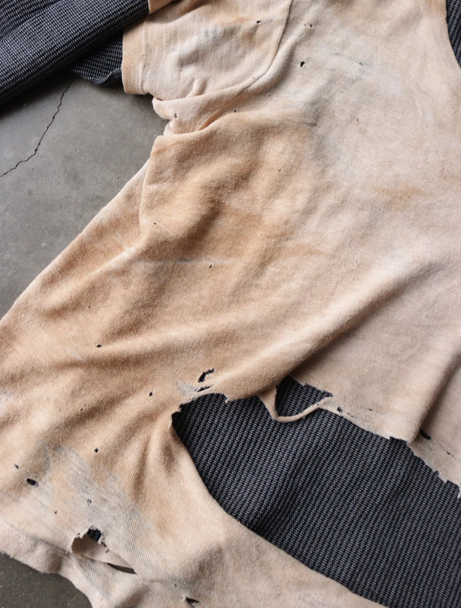 1930S THRASHED AND FADED TEE