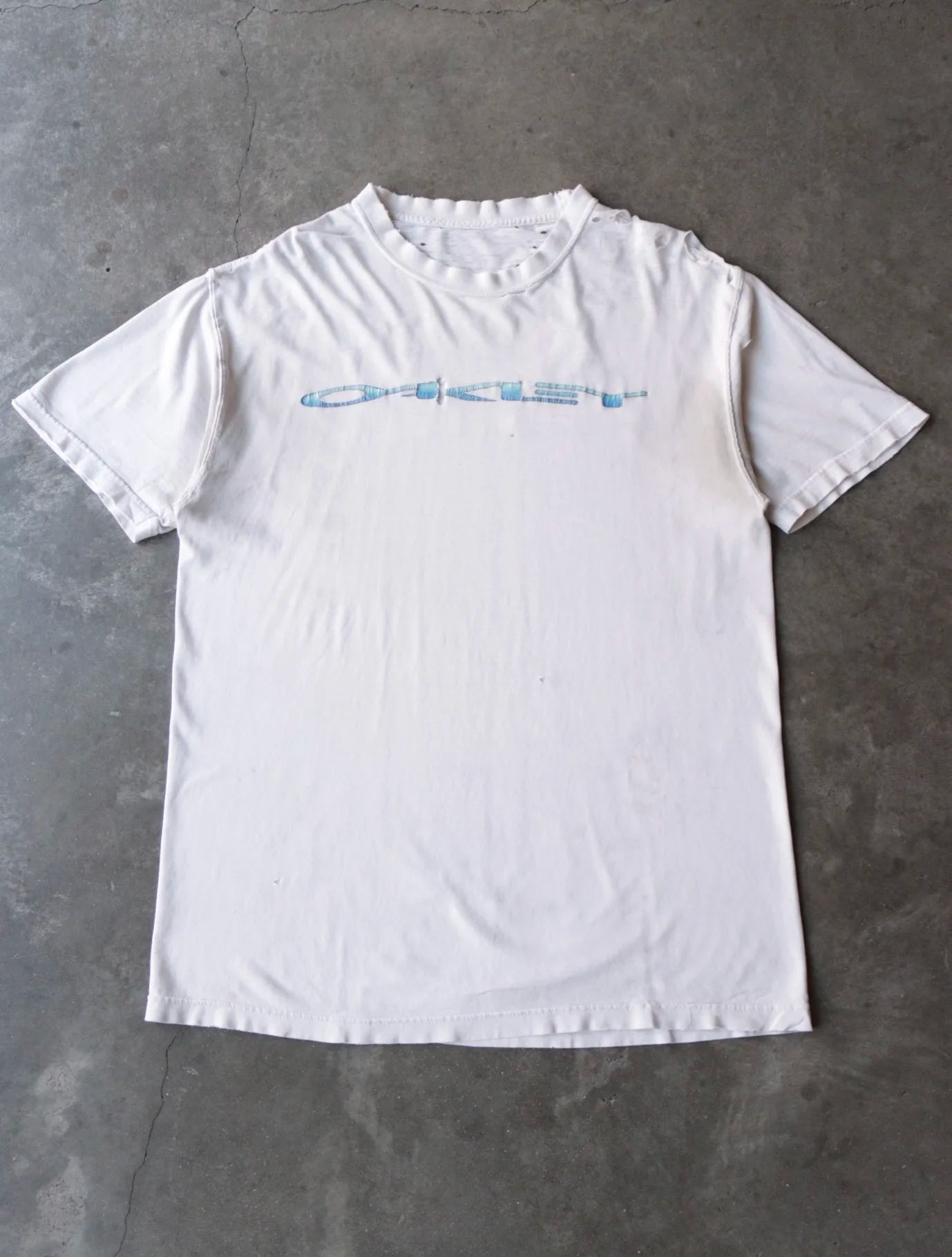 2000S OAKLEY THRASHED TEE