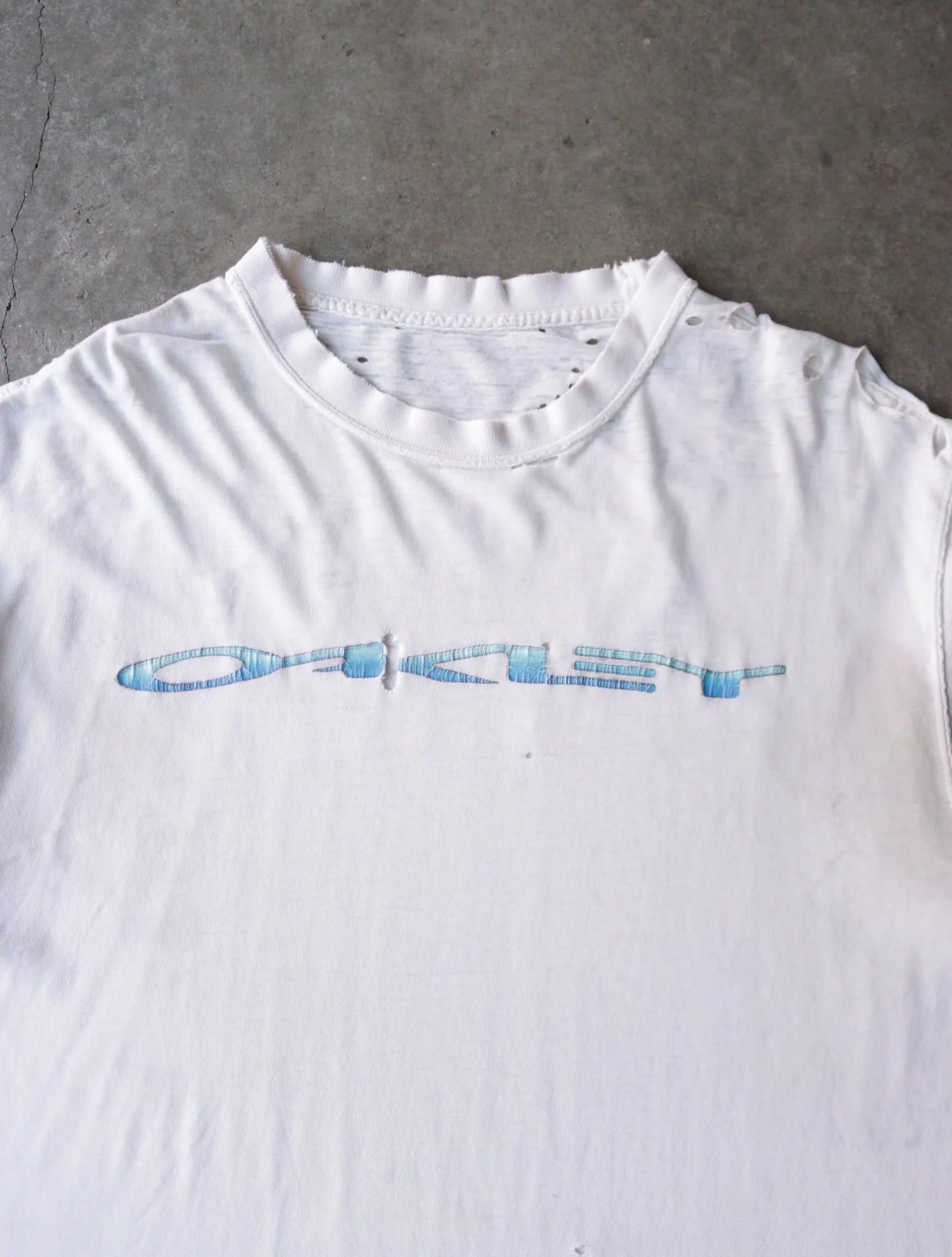 2000S OAKLEY THRASHED TEE