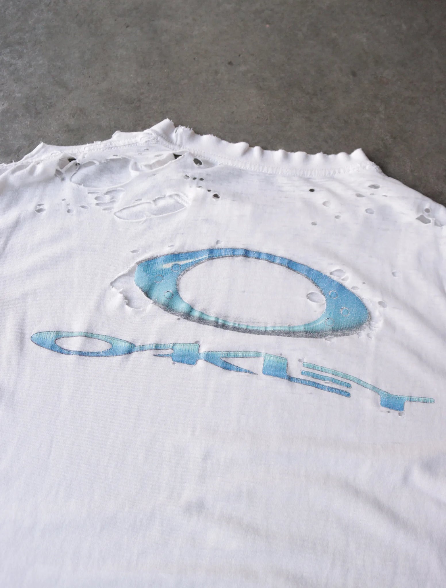 2000S OAKLEY THRASHED TEE