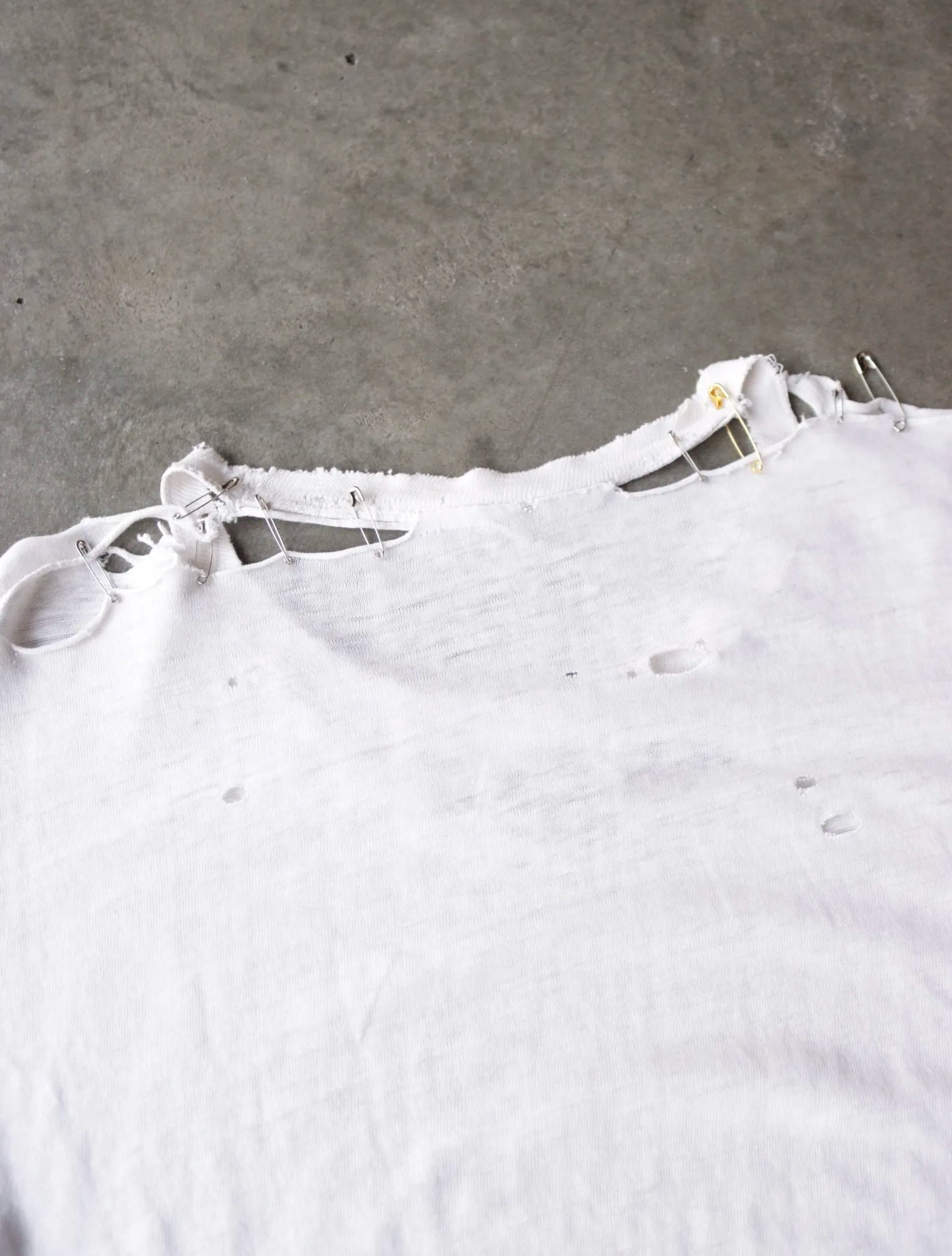 1980S BLANK WHITE THRASHED TEE