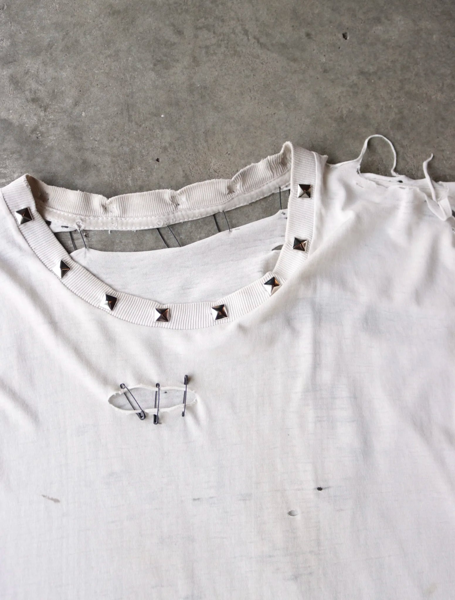 1980S WHITE THRASHED BLANK STUDDED TEE