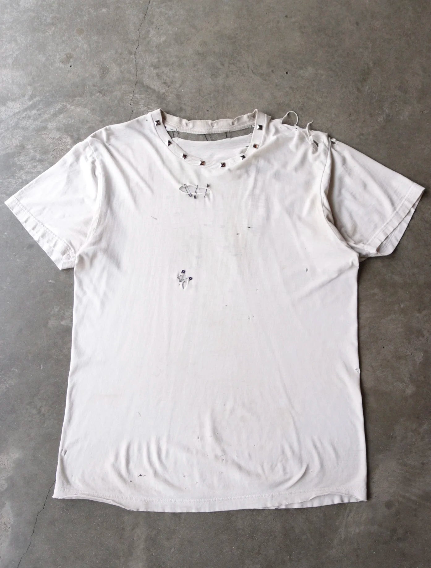 1980S WHITE THRASHED BLANK STUDDED TEE
