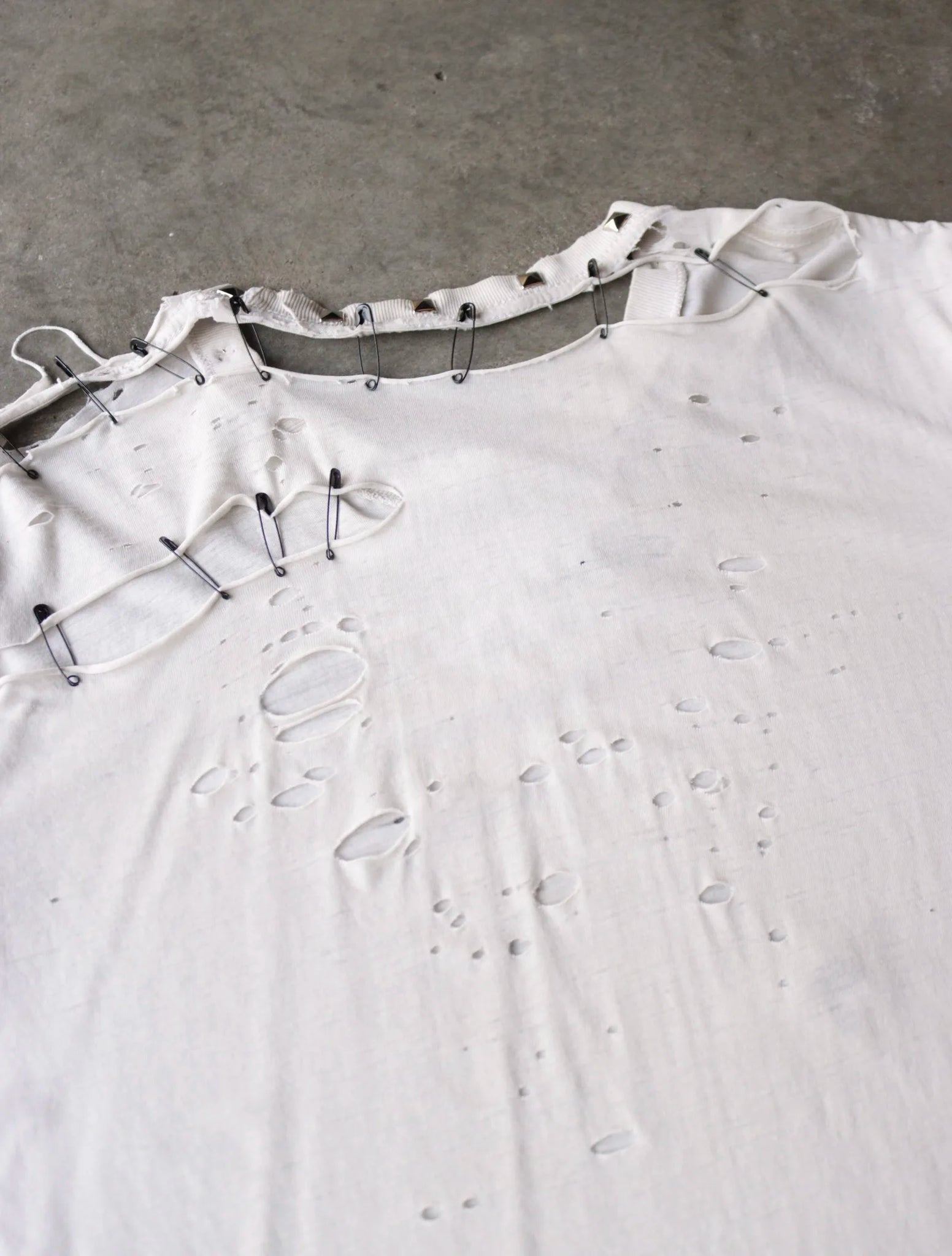 1980S WHITE THRASHED BLANK STUDDED TEE