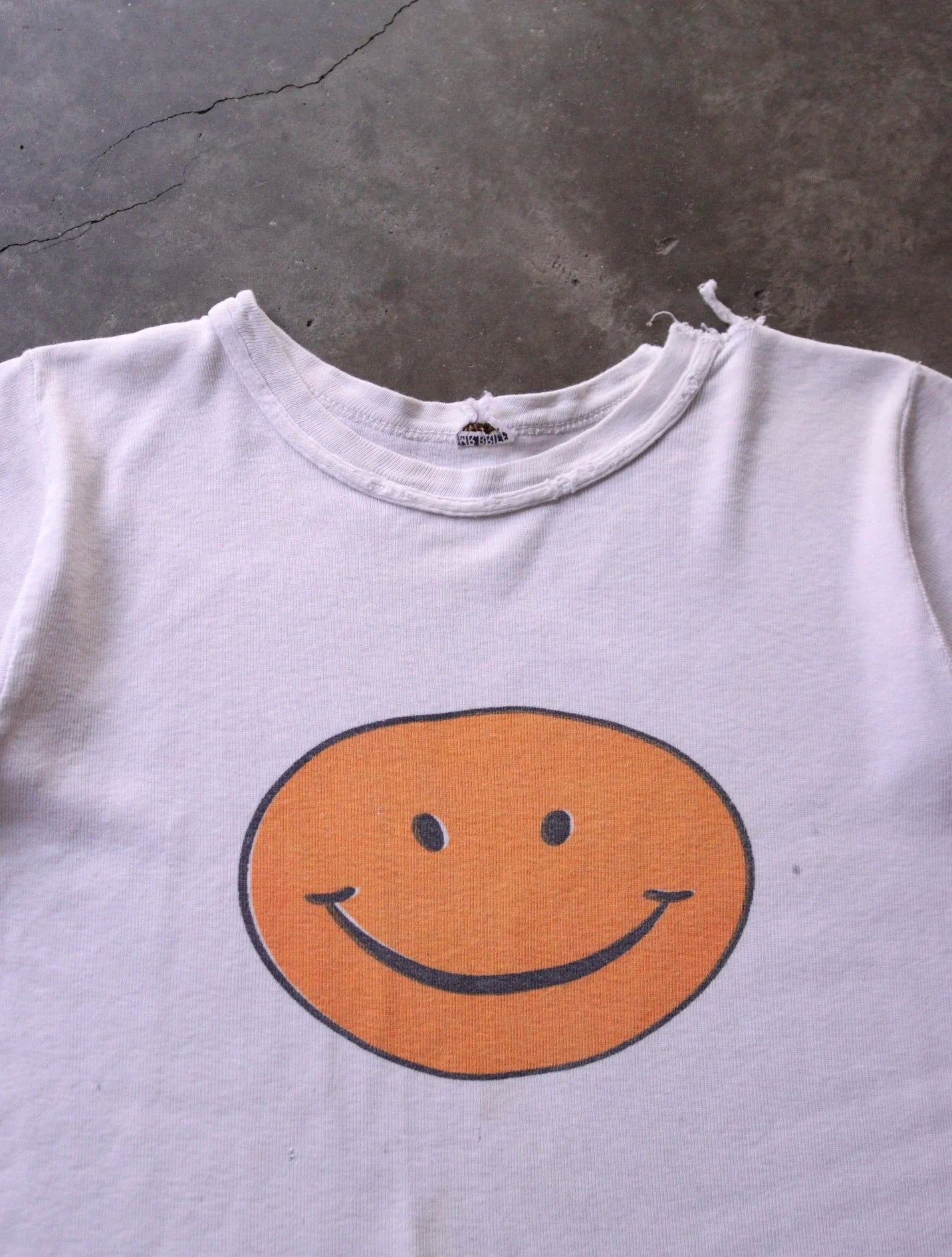 1980S DISTRESSED SMILEY TEE