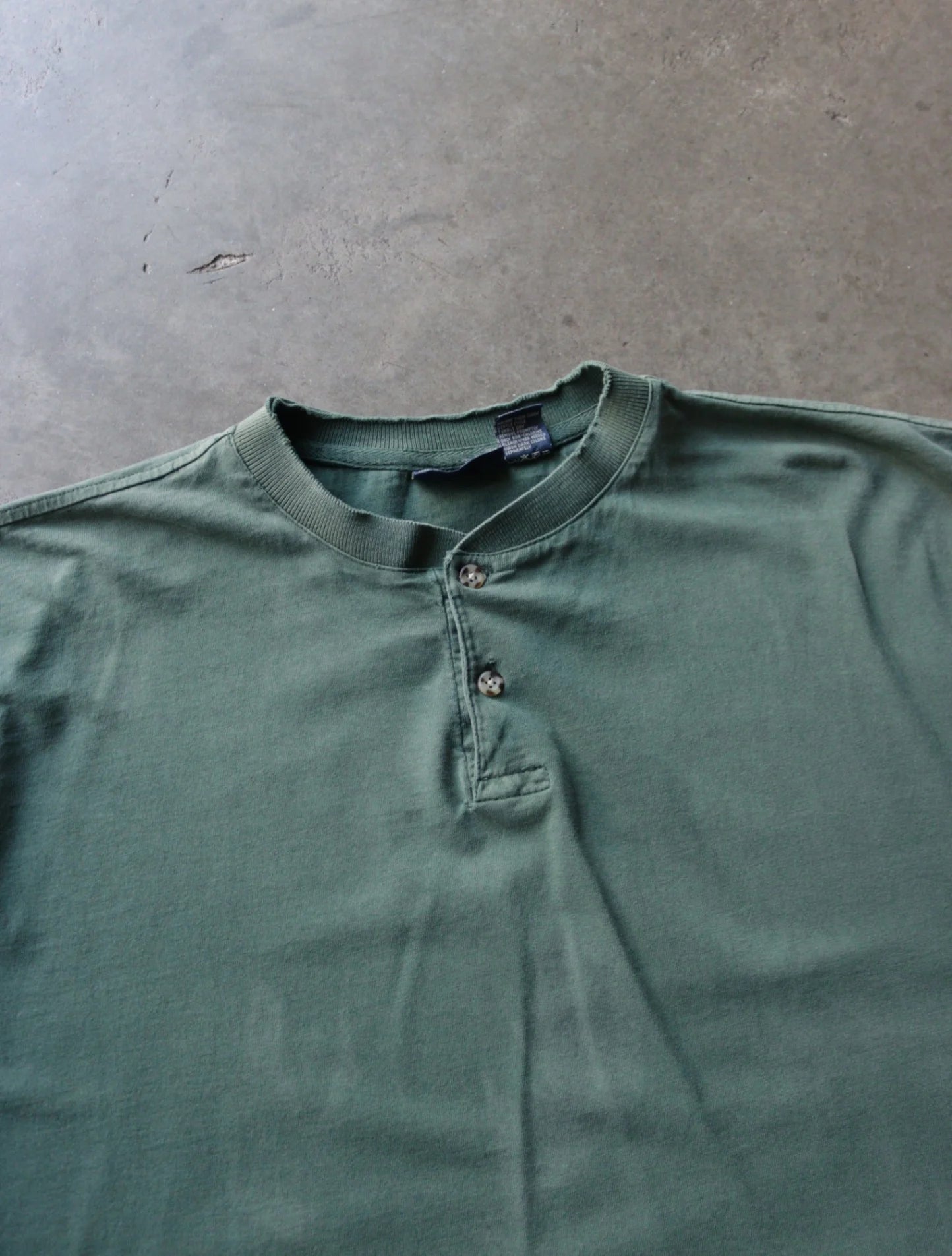 1990S GREEN BUTTON TEE