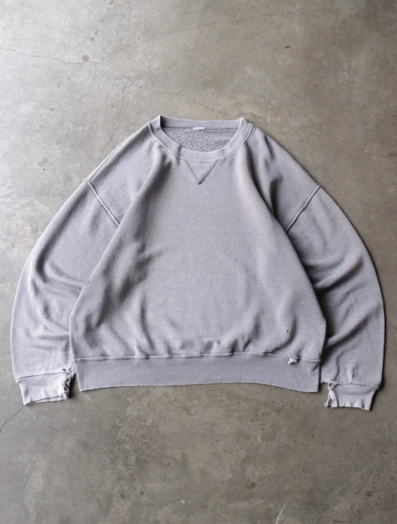 1990S FADED GREY DISTRESSED RUSSELL SWEATSHIRT