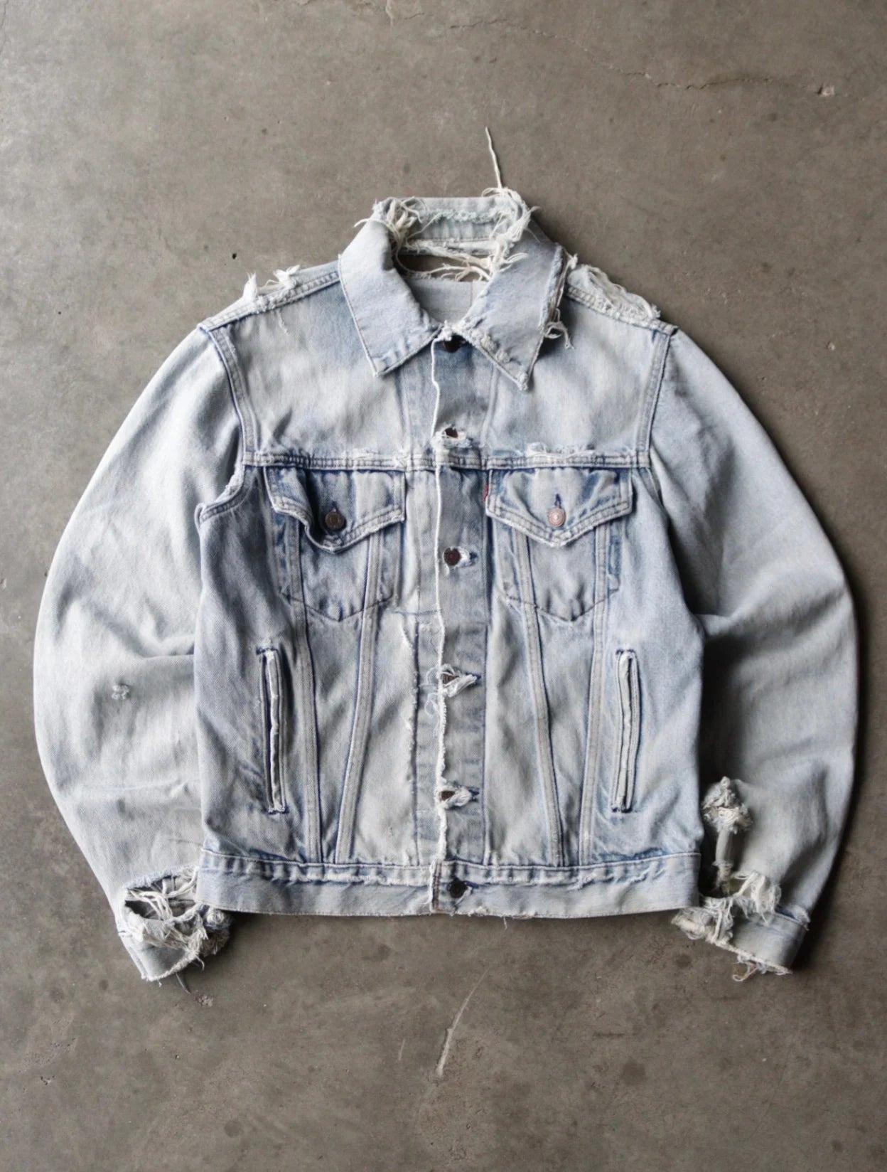 1990S LEVIS DISTRESSED DENIM JACKET