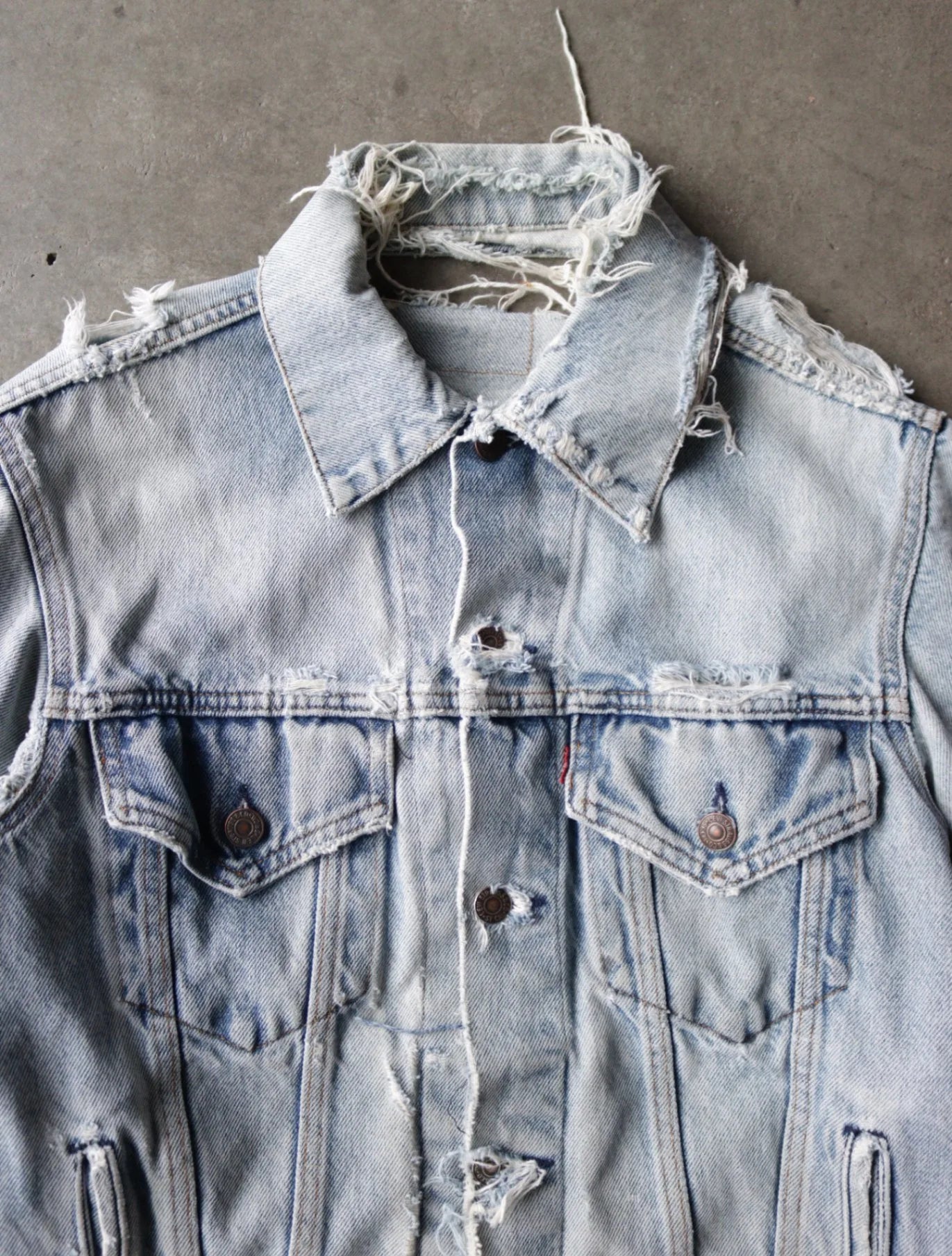 1990S LEVIS DISTRESSED DENIM JACKET