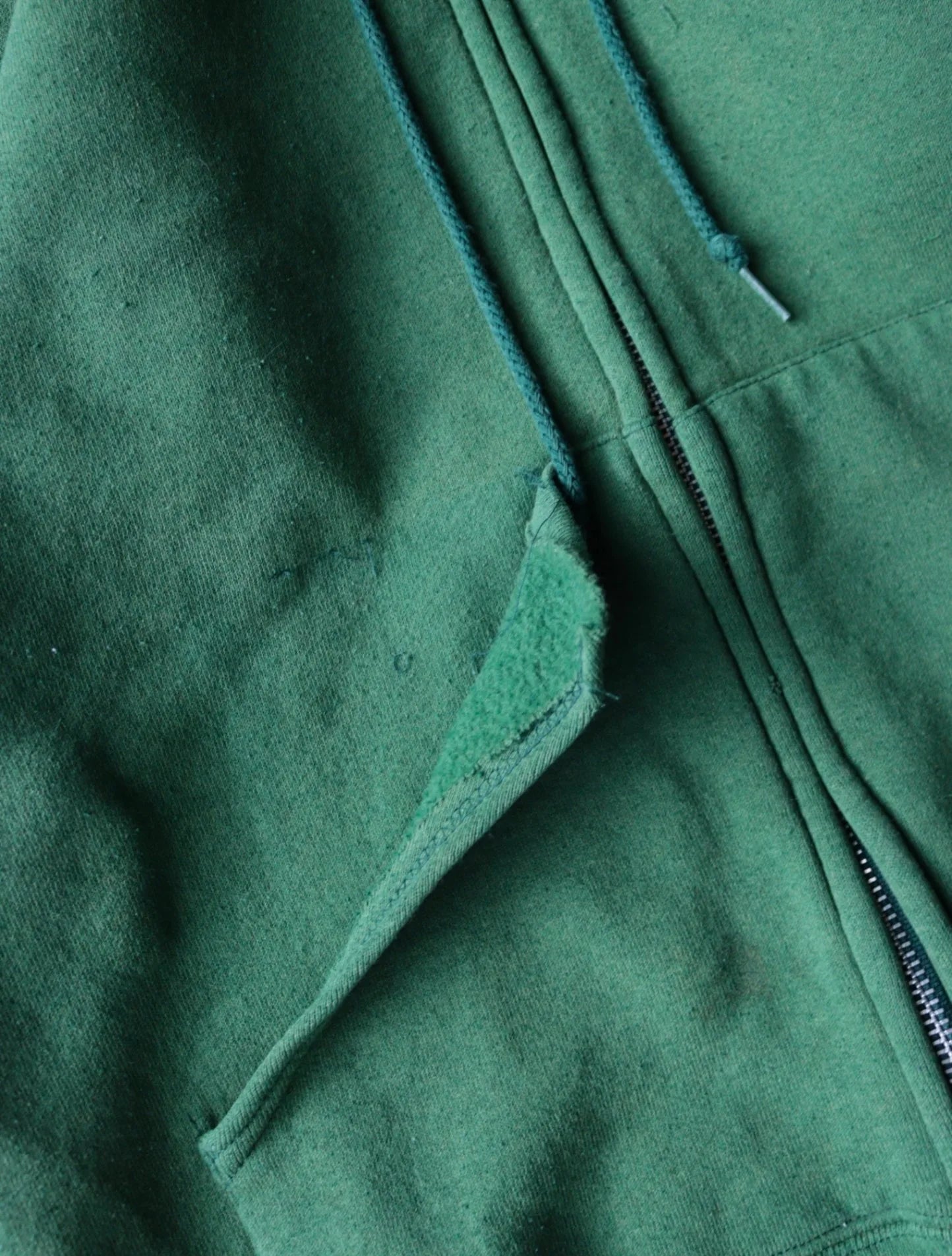 1990S FADED GREEN ZIP UP HOODED SWEATSHIRT