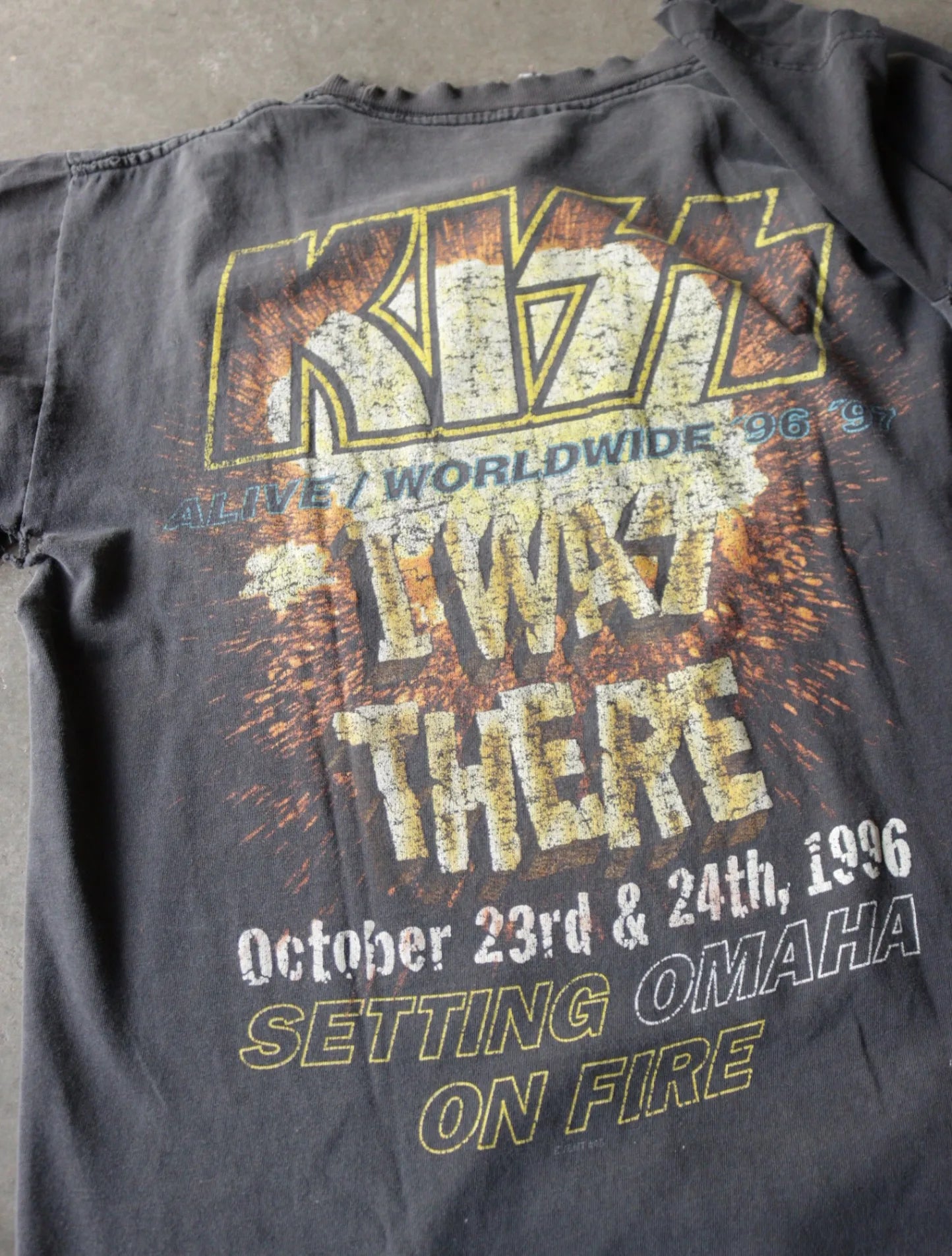 2000S THRASHED KISS TEE