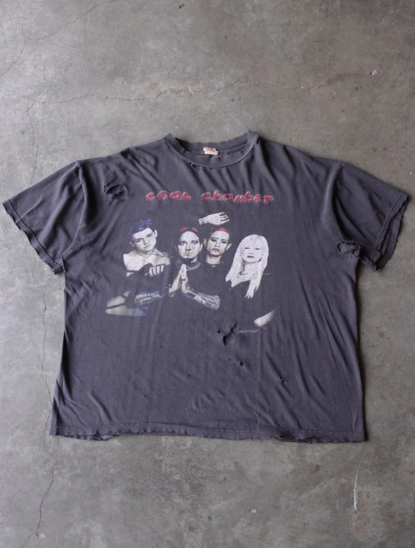 1990S FADED COAL CHAMBER BAND TEE