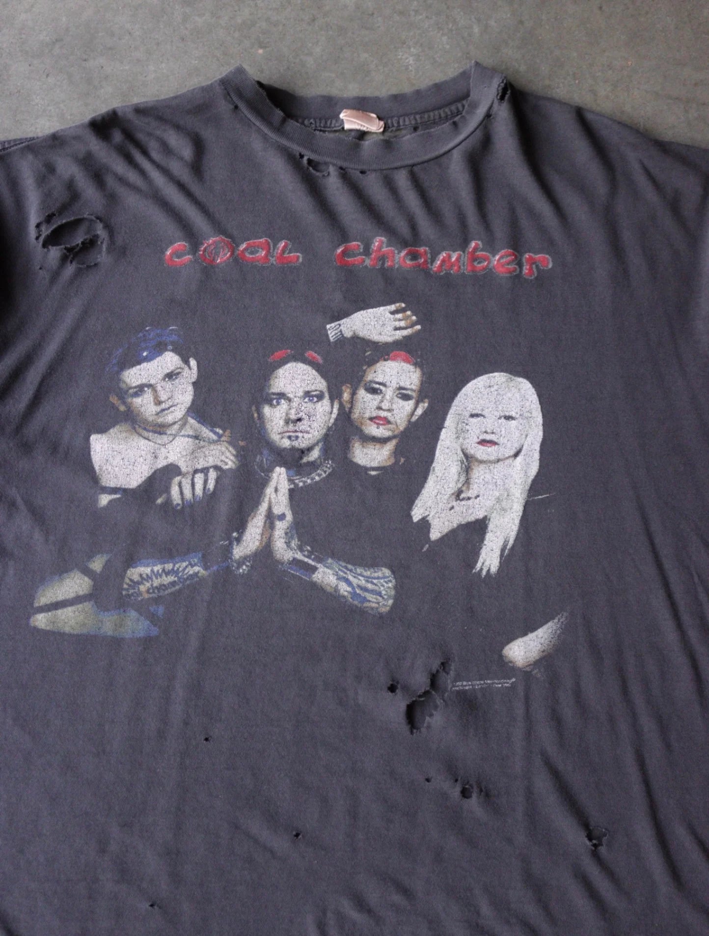 1990S FADED COAL CHAMBER BAND TEE