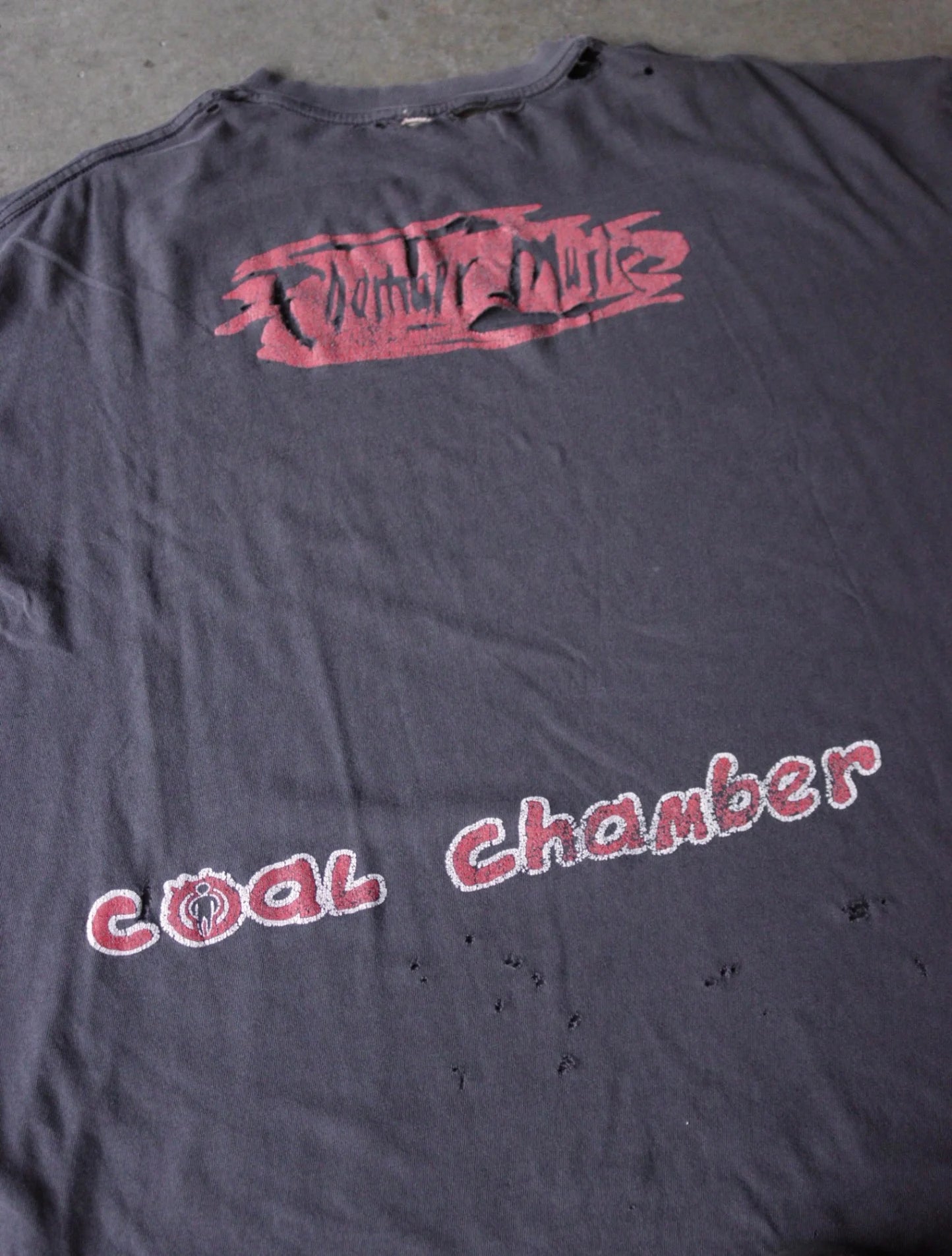 1990S FADED COAL CHAMBER BAND TEE