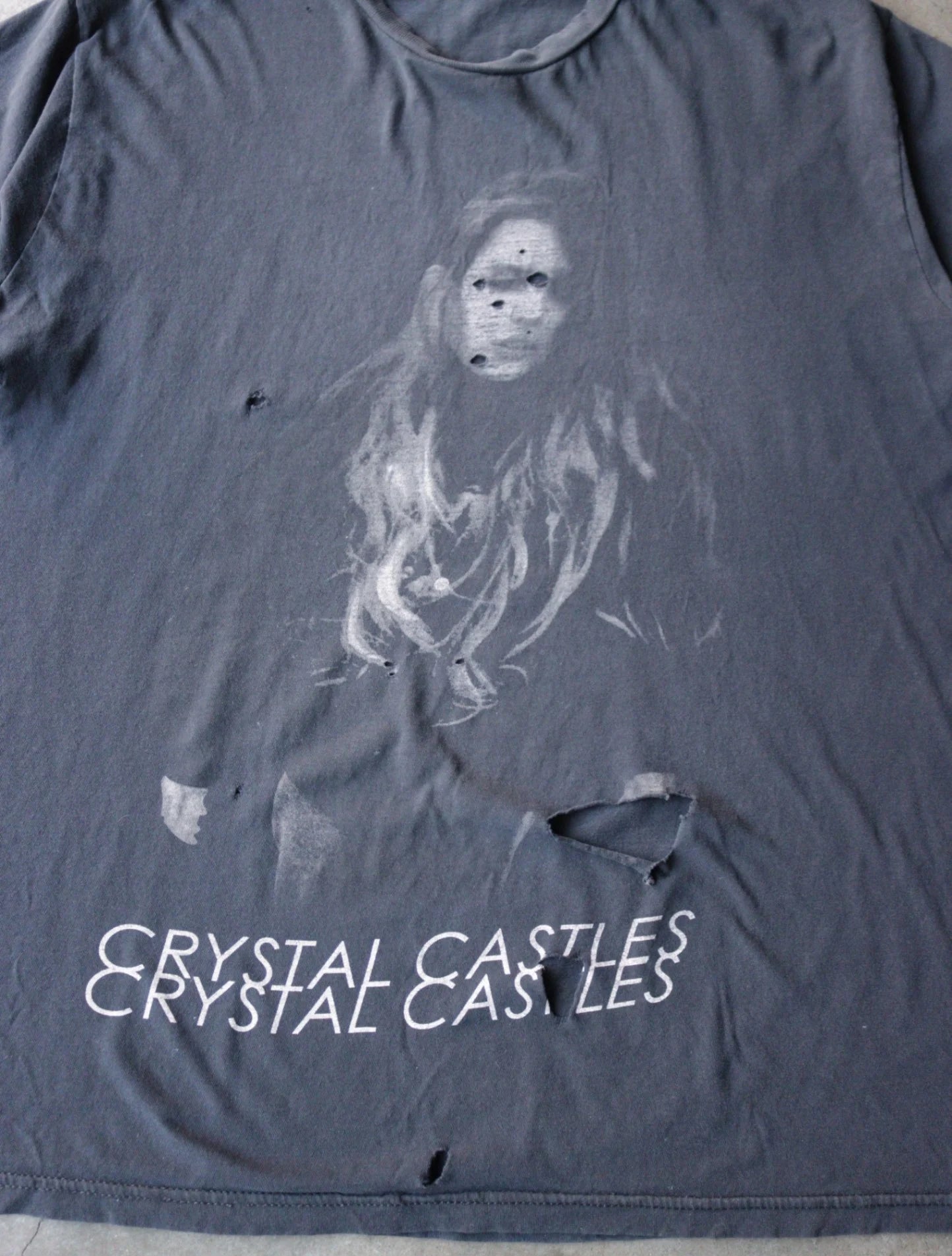 2000S CRYSTAL CASTLES FADED DISTRESSED BAND TEE