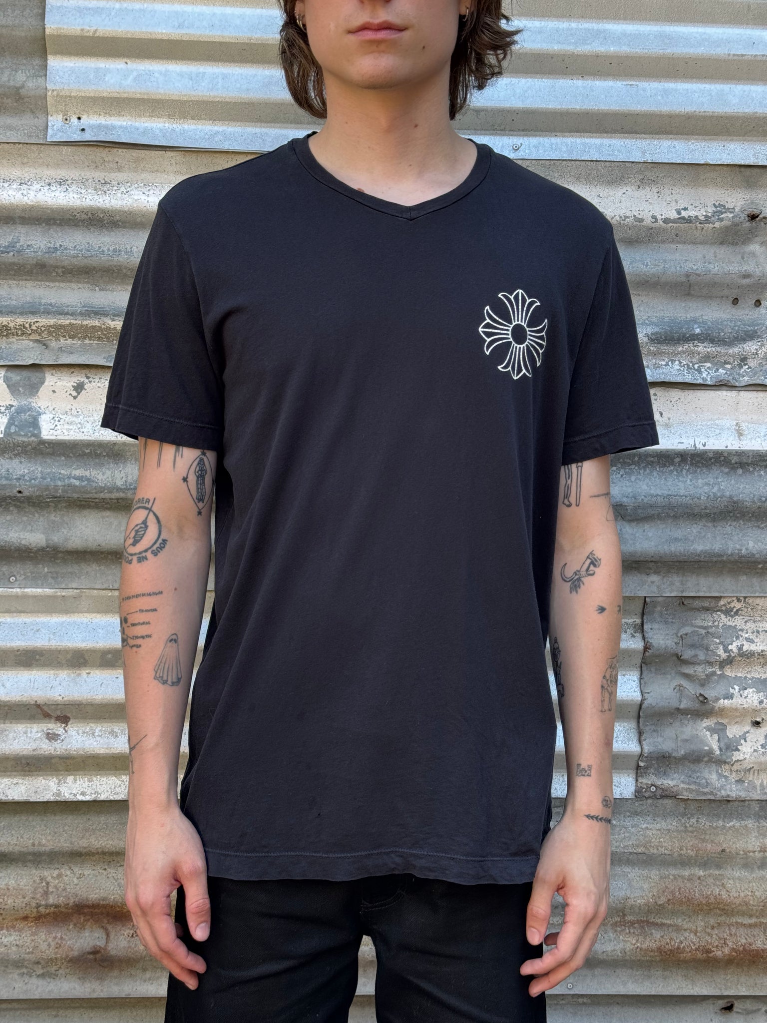 2000S FADED CHROME HEARTS V-NECK LOGO TEE