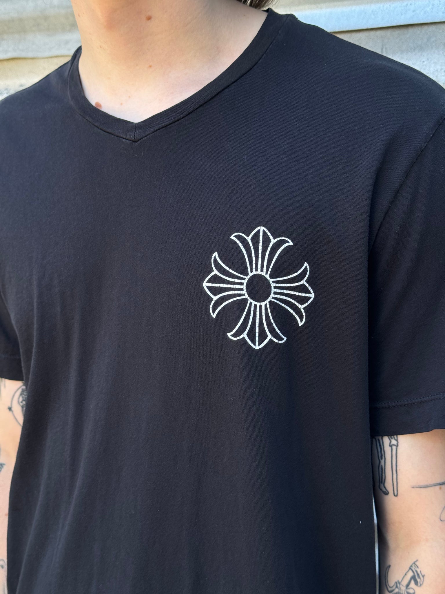 2000S FADED CHROME HEARTS V-NECK LOGO TEE