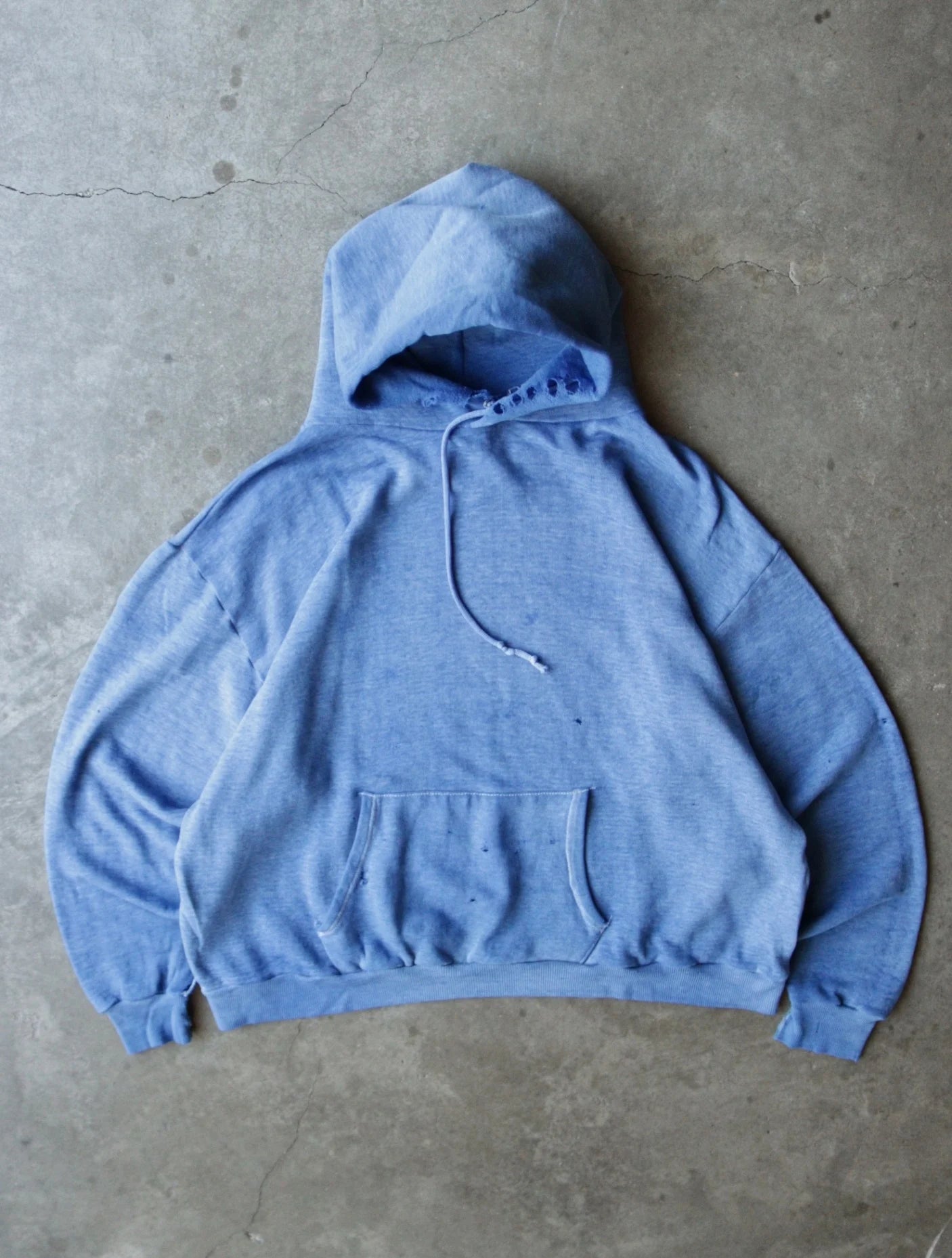 1980S FADED BLUE DISTRESSED HOODED SWEATSHIRT