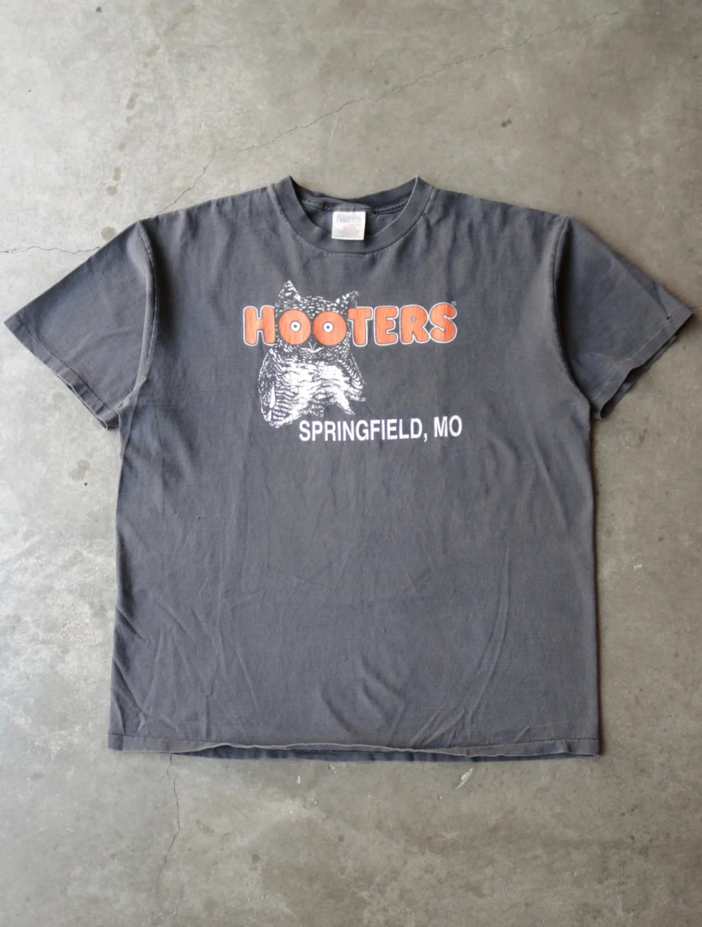 1990S HOOTERS TEE
