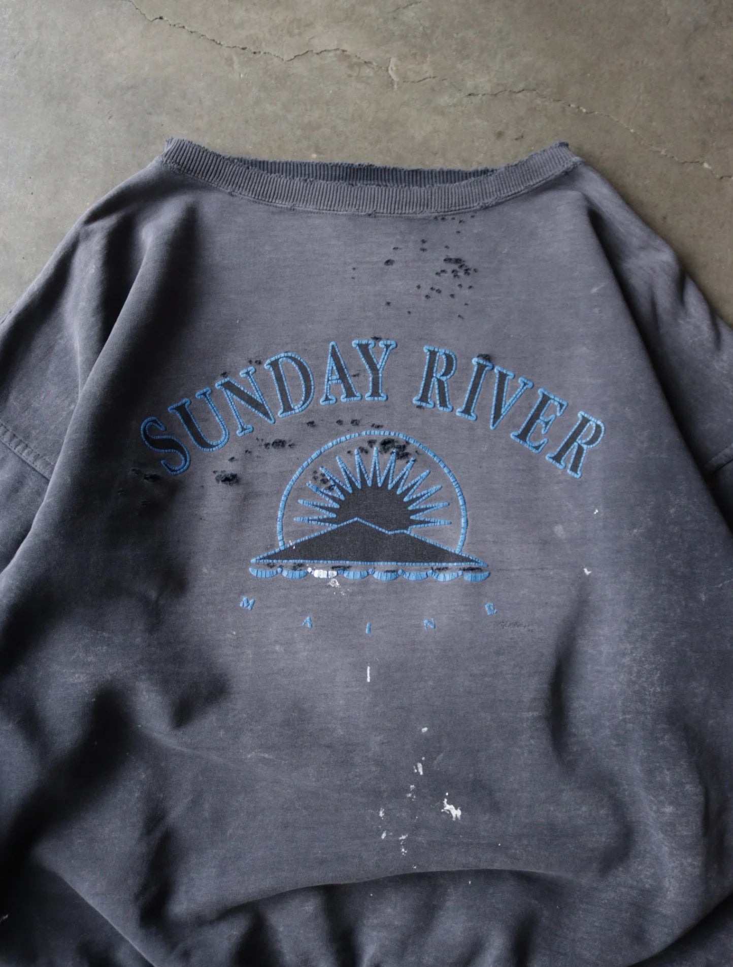 1990S FADED DISTRESSED RIVER SWEATSHIRT