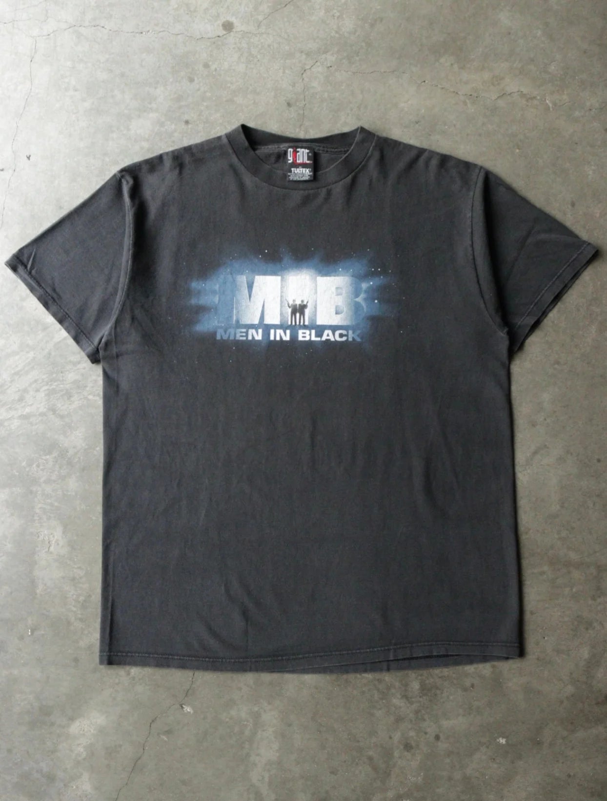 1990S MEN IN BLACK TEE