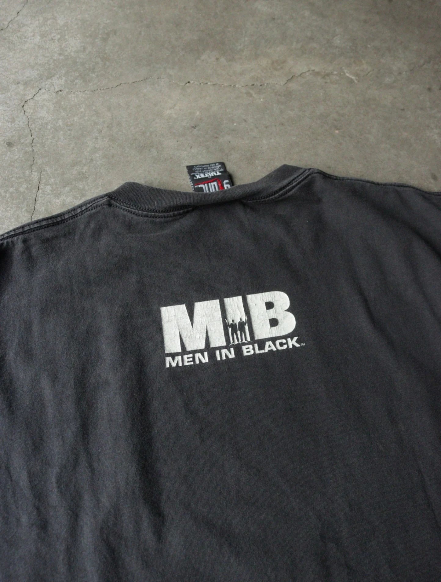 1990S MEN IN BLACK TEE