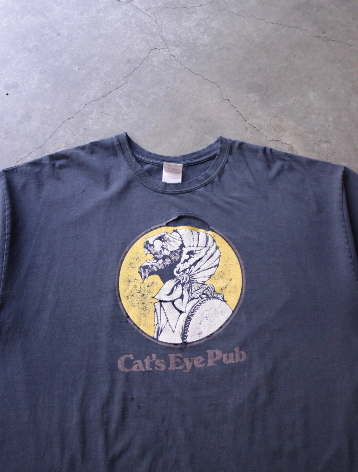 2000S DISTRESSED CAT'S EYE PUB TEE