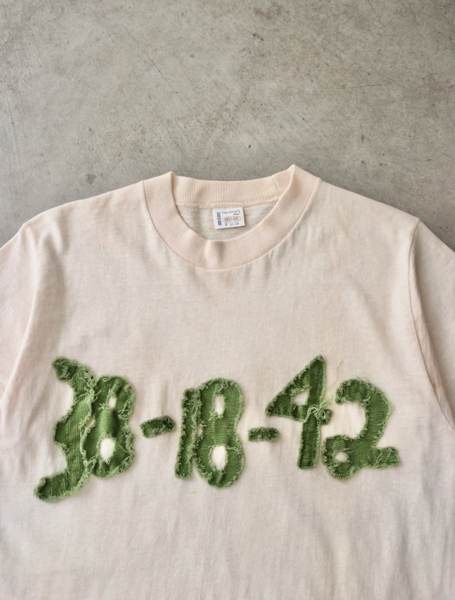 1970S PATCHED BARBELL NUMBER TEE