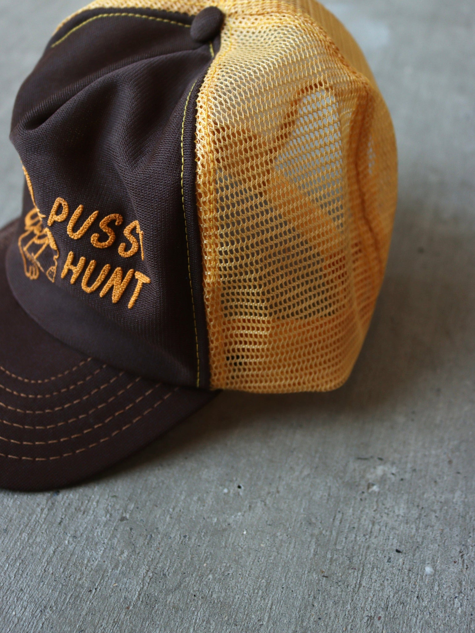 1990S PUS*Y HUNT FLOCK PRINT TRUCKER HAT